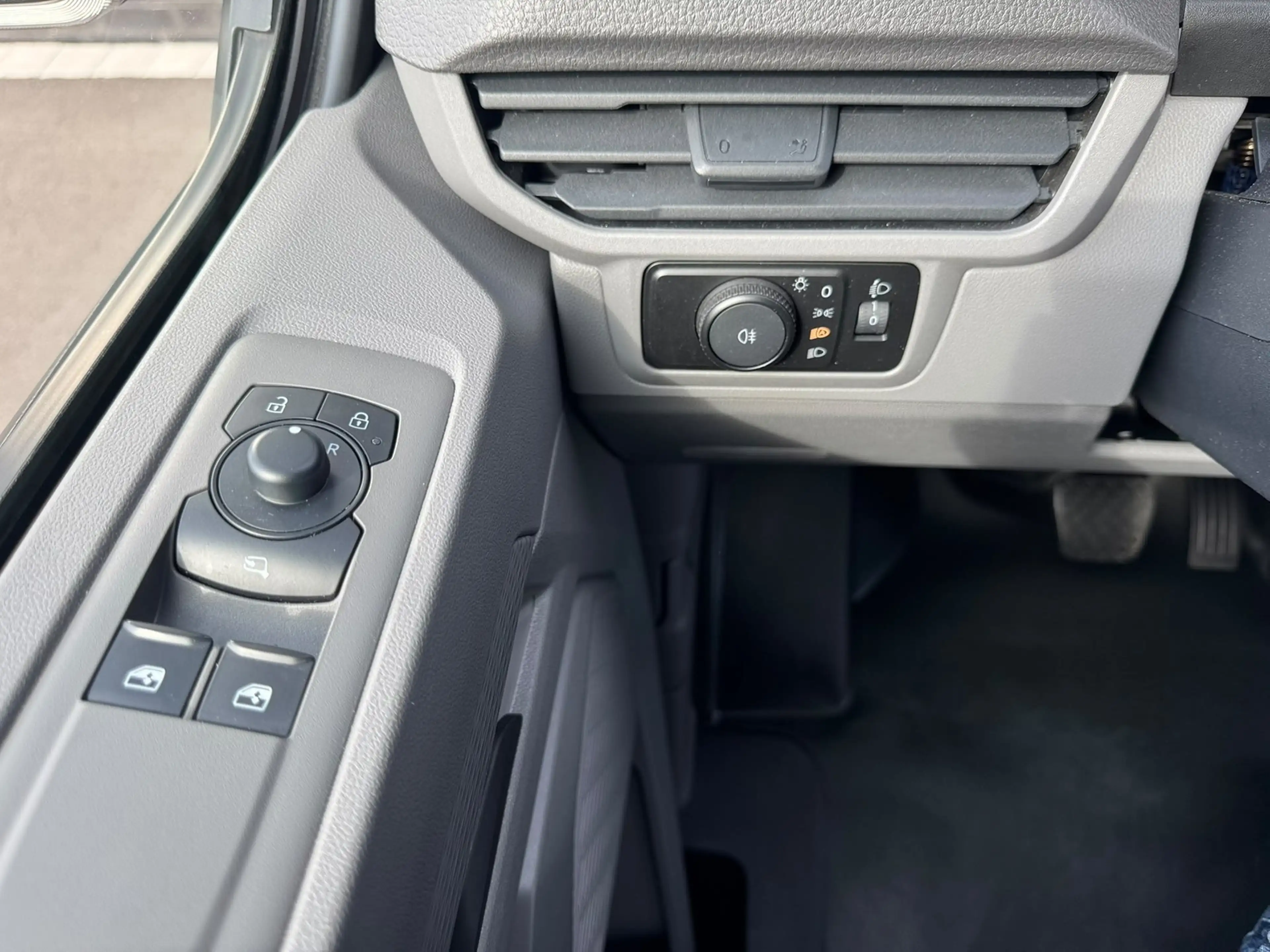 Volkswagen T7 Kombi LR 2.0TDI DSG 9 SITZE+AHK+KAMERA+LED+SHZ+ — photo 9