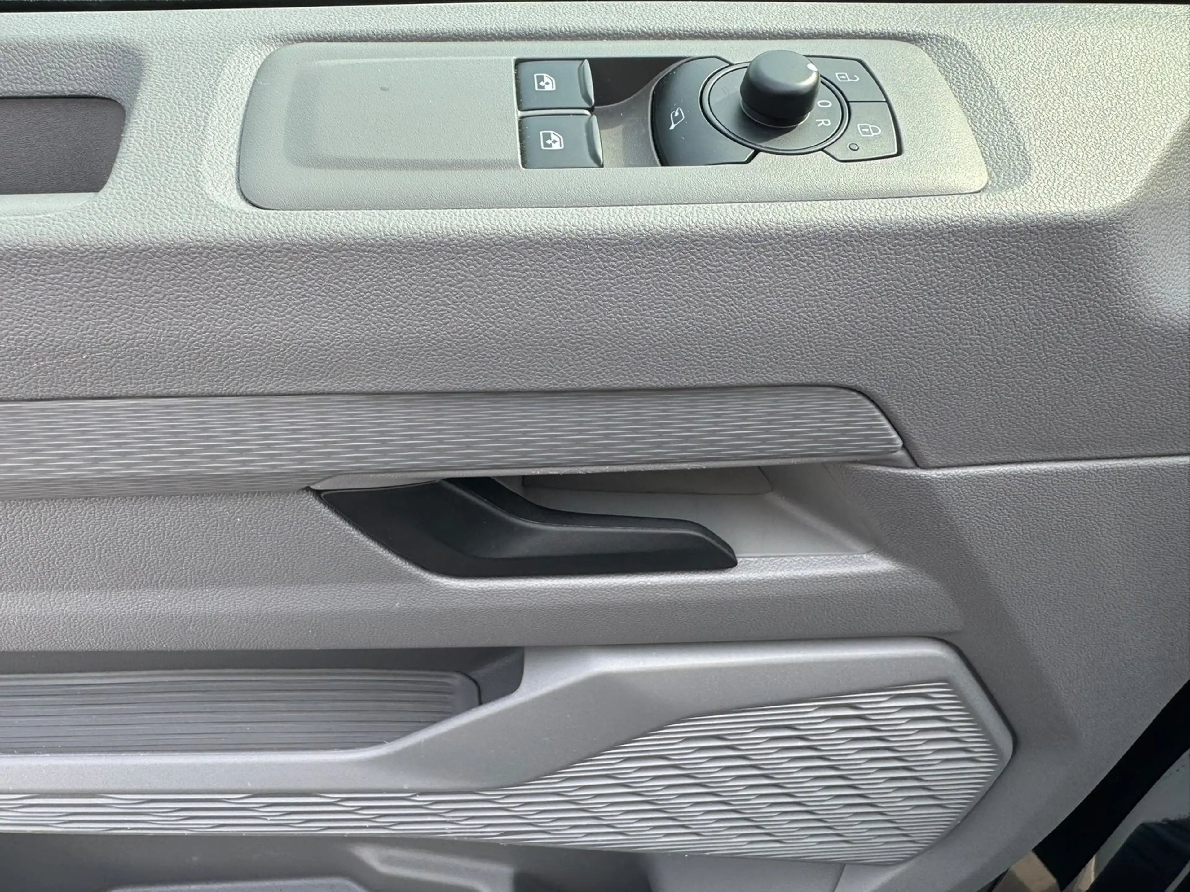 Volkswagen T7 Kombi LR 2.0TDI DSG 9 SITZE+AHK+KAMERA+LED+SHZ+ — photo 12