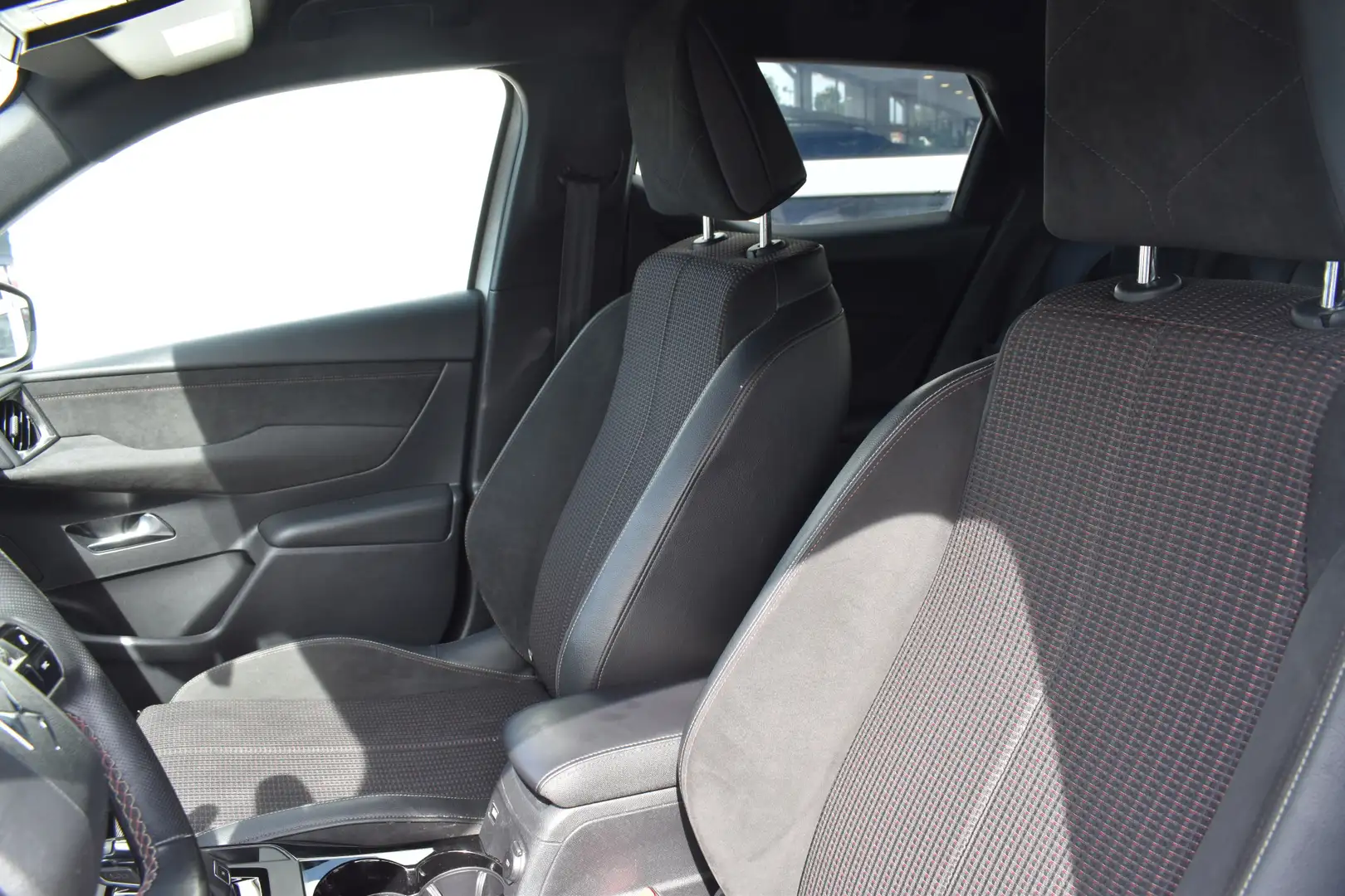 DS Automobiles DS 3 Crossback PureTech 130 EAT8 Performance Line Navi | Airco | Blanc - 2