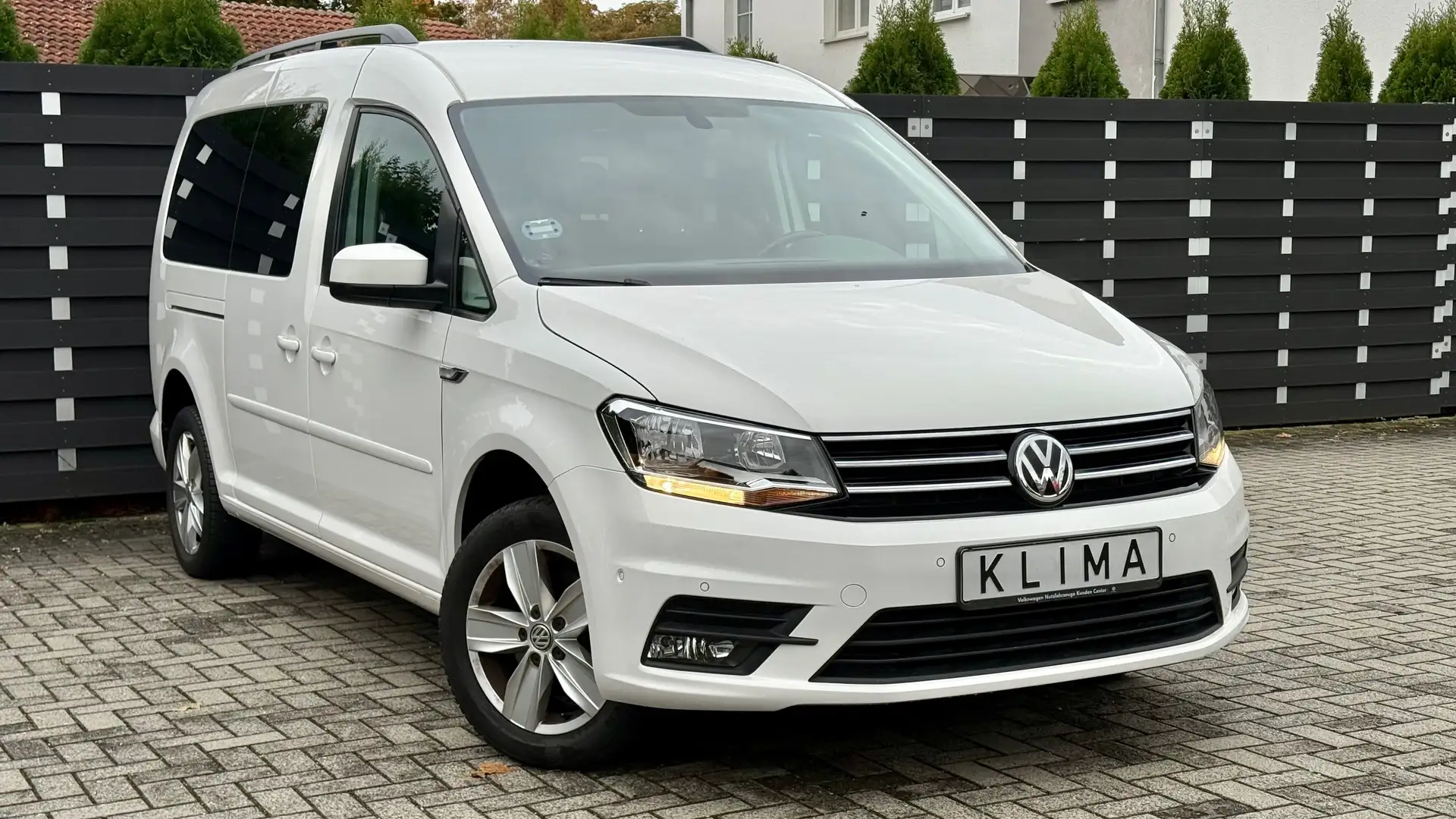 Volkswagen Caddy Maxi Comfortline BMT Weiß - 2