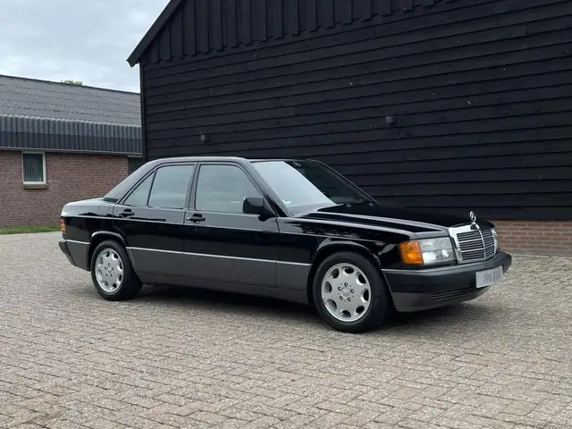 Mercedes-Benz 190 190E 1.8 Lakzwart met Stof Karo , Airco en Sportpa