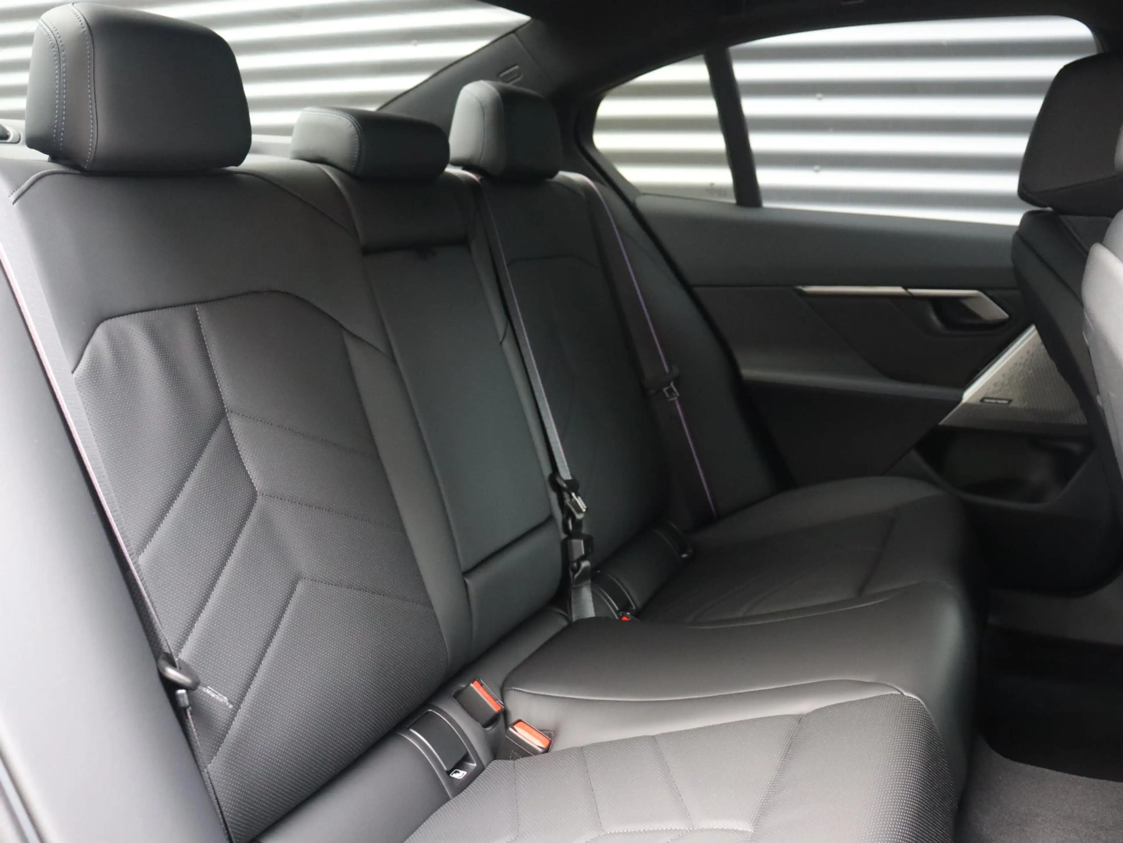 BMW i5 Sedan M60 xDrive | M Sportpakket Pro | Panodak | H — photo 11