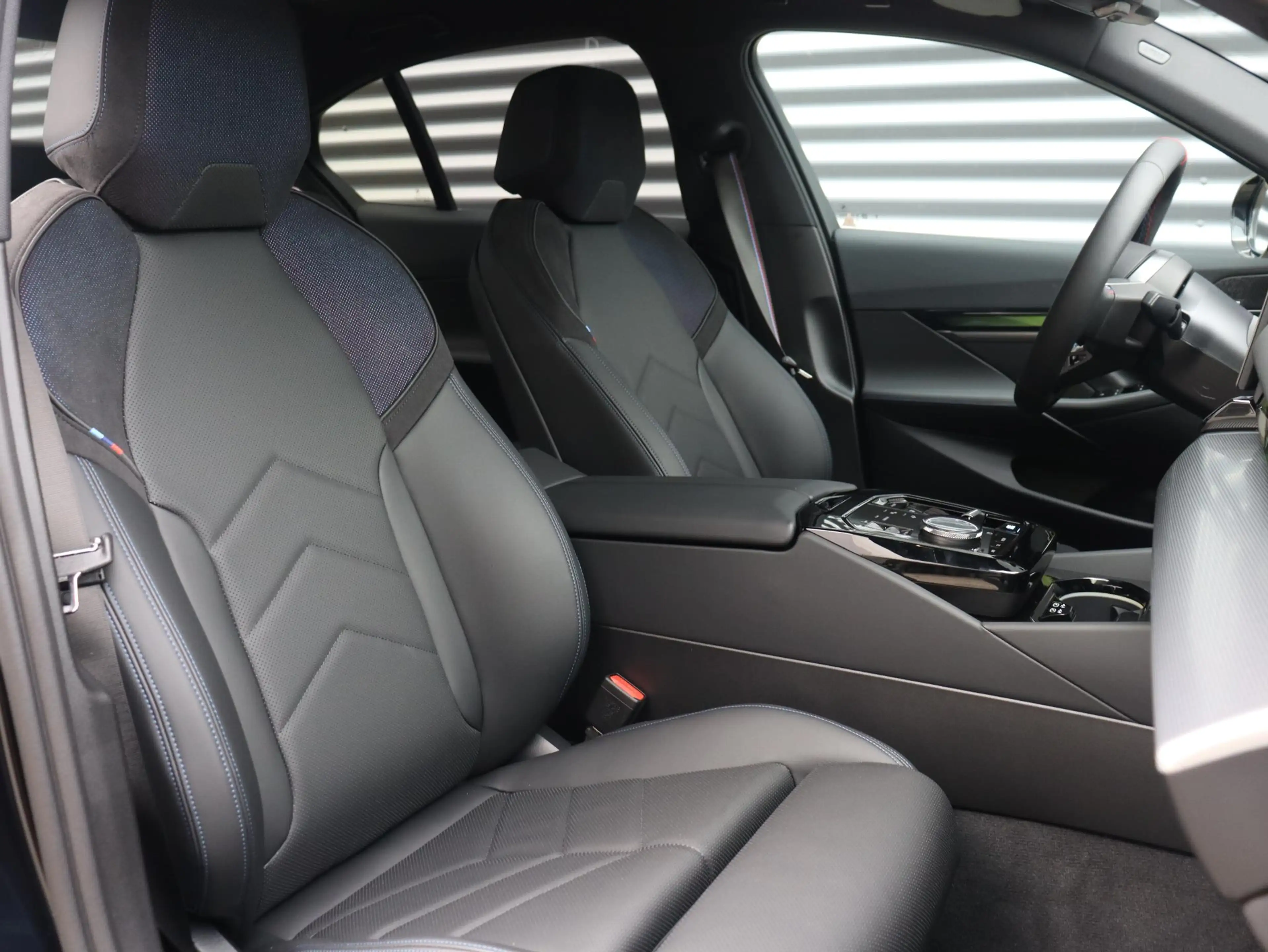 BMW i5 Sedan M60 xDrive | M Sportpakket Pro | Panodak | H — photo 9