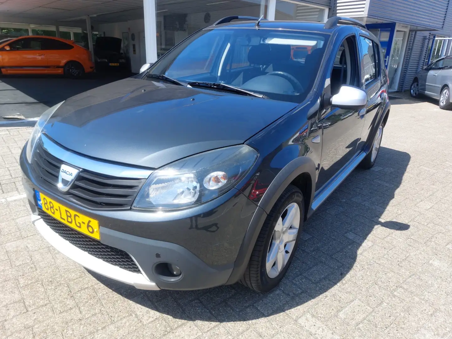Dacia Sandero 1.6 Stepway Grau - 1