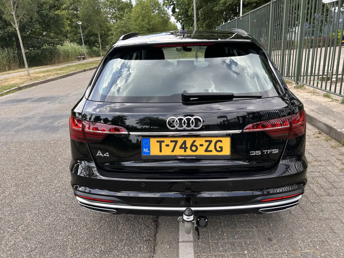 Audi A4 35 TFSI S edition Zwart - 1