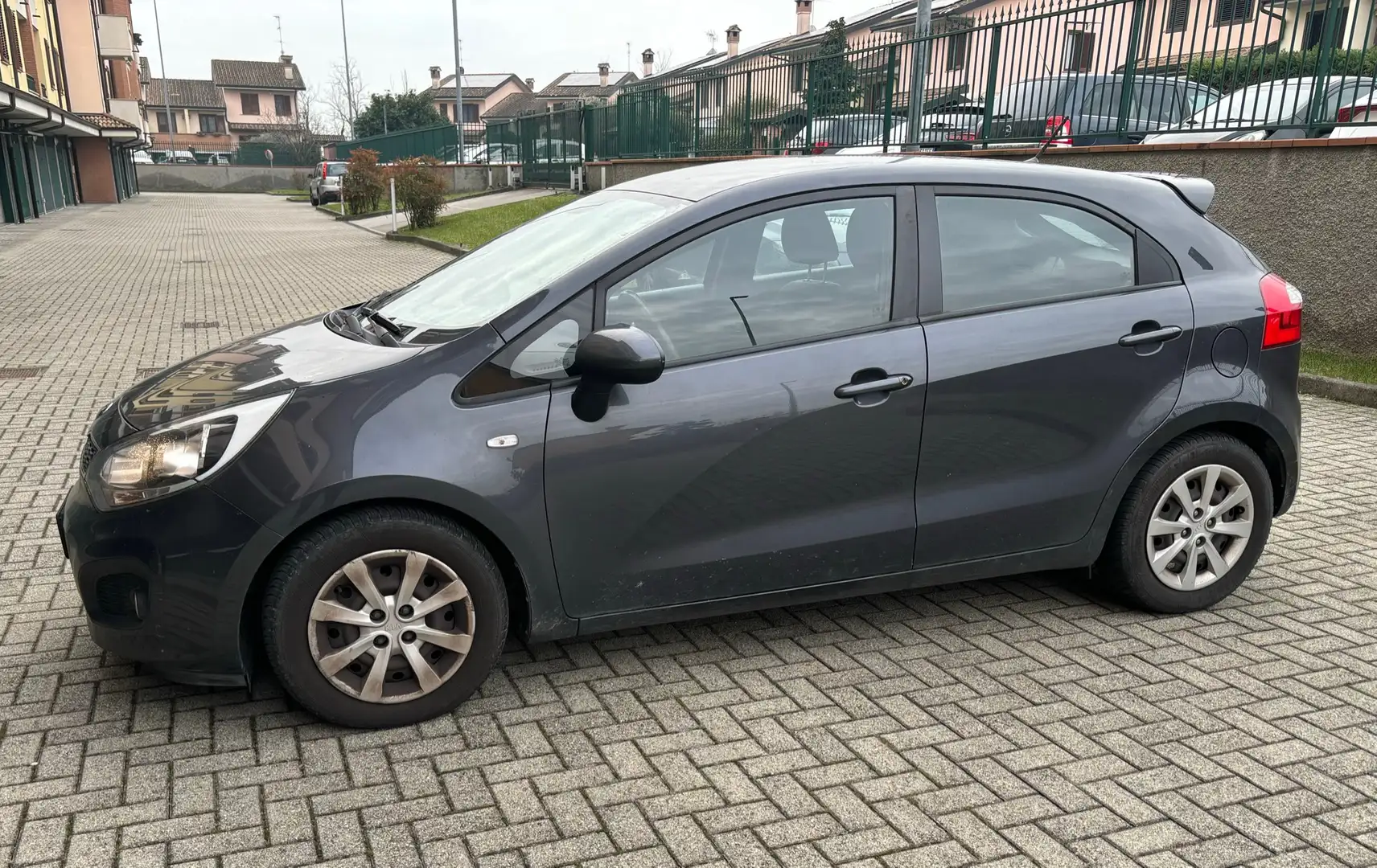 Kia Rio 5p 1.2 cvvt Active Gris - 1