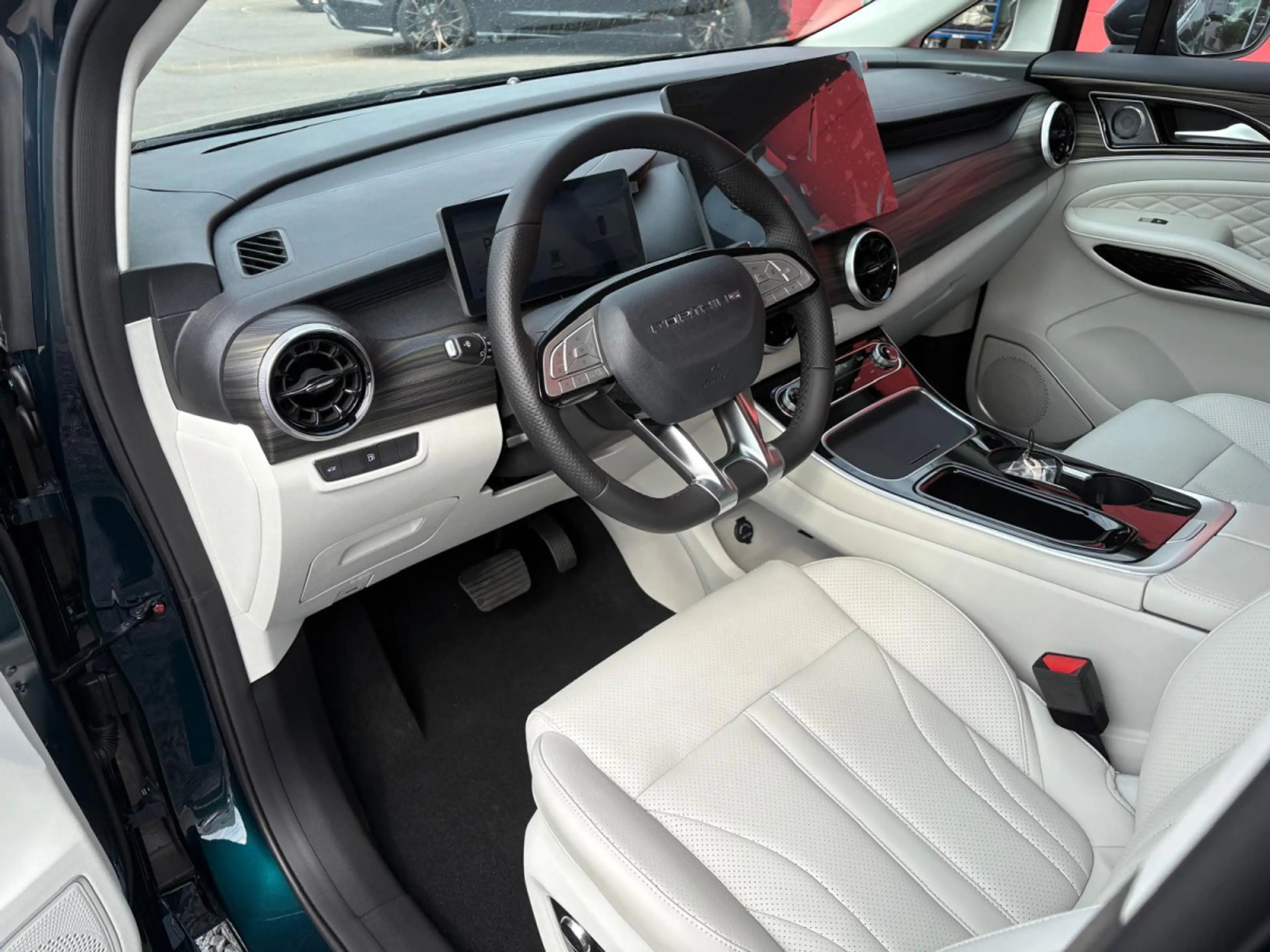 Forthing U-Tour M4 PHEV — photo 6