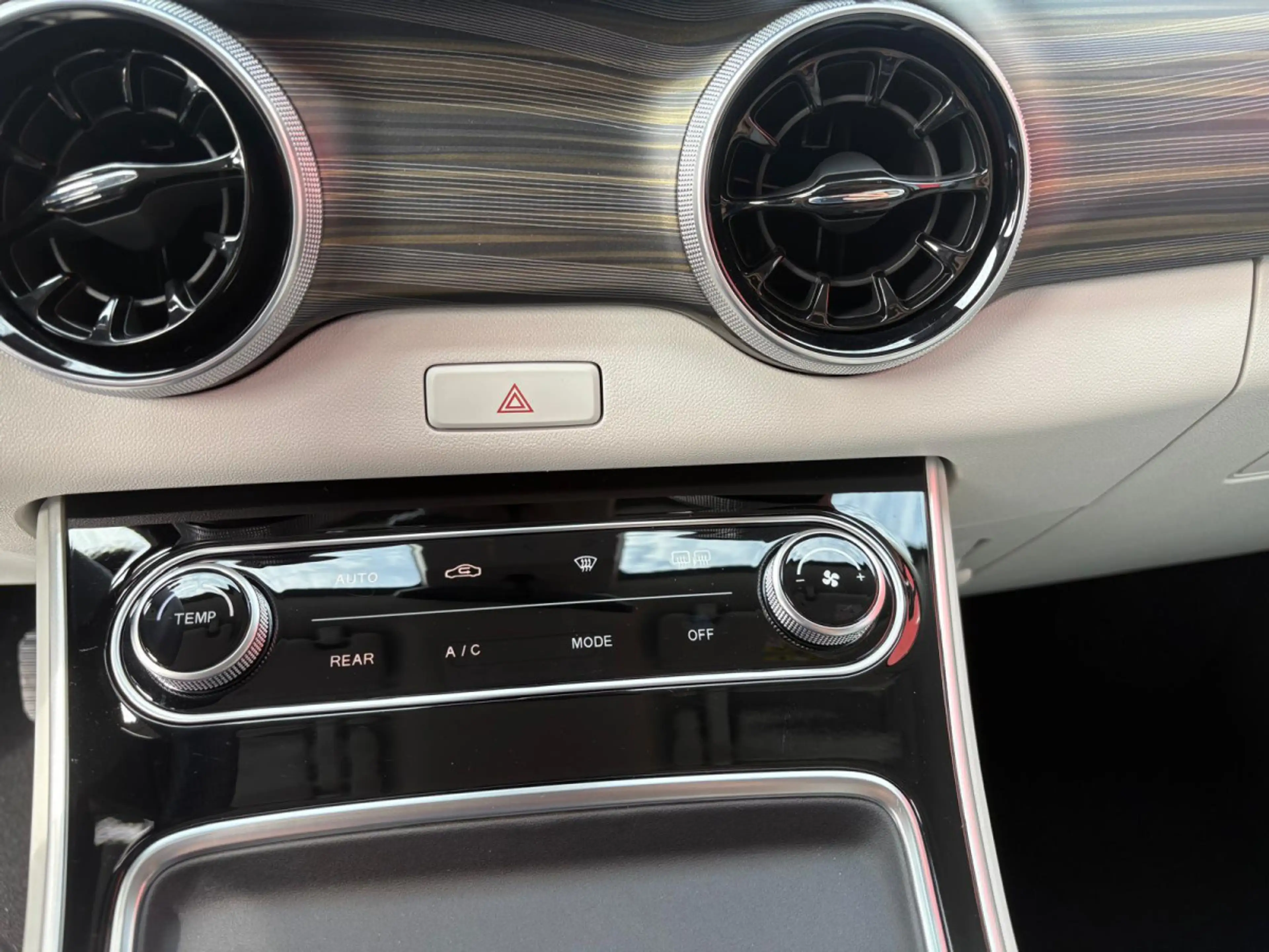 Forthing U-Tour M4 PHEV — photo 14