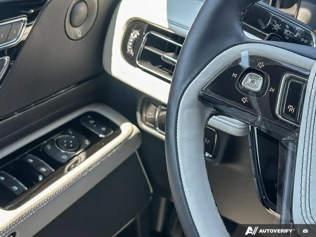 Lincoln Aviator снимка Lincoln Aviator