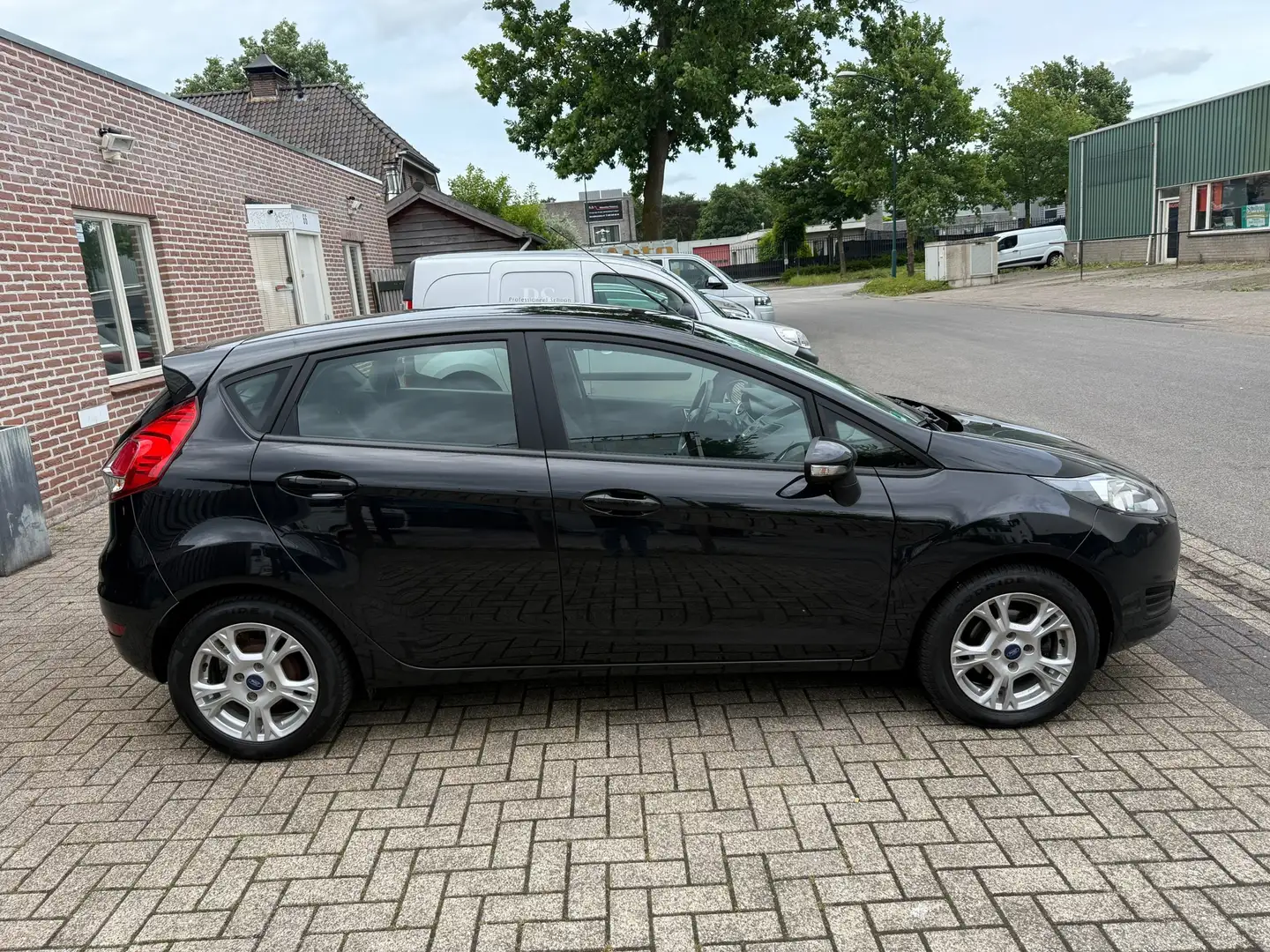 Ford Fiesta 1.0 Ambiente 5drs airco bluetooth Noir - 2