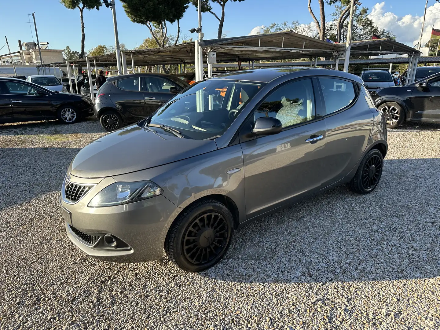 Lancia Ypsilon 1.0 firefly hybrid Silver Plus s&s 70cv Grigio - 1