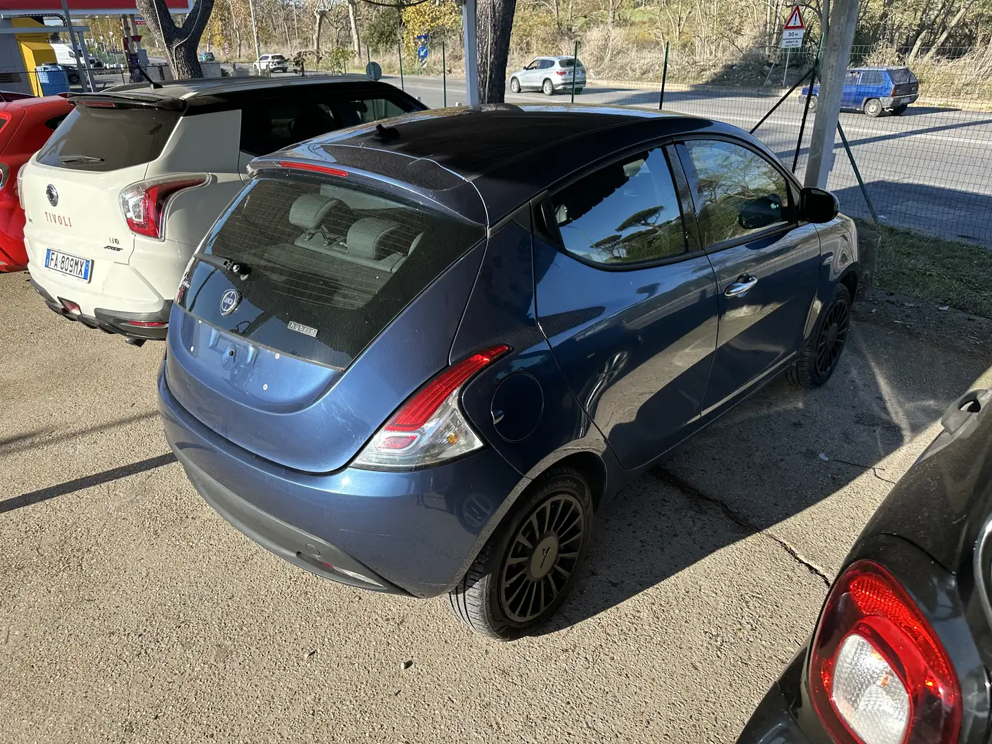 Lancia Ypsilon 1.0 firefly hybrid Silver Plus s&s 70cv Blau - 2