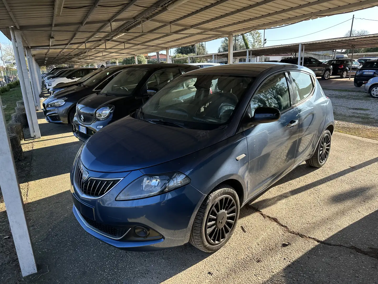 Lancia Ypsilon 1.0 firefly hybrid Silver Plus s&s 70cv Blau - 1