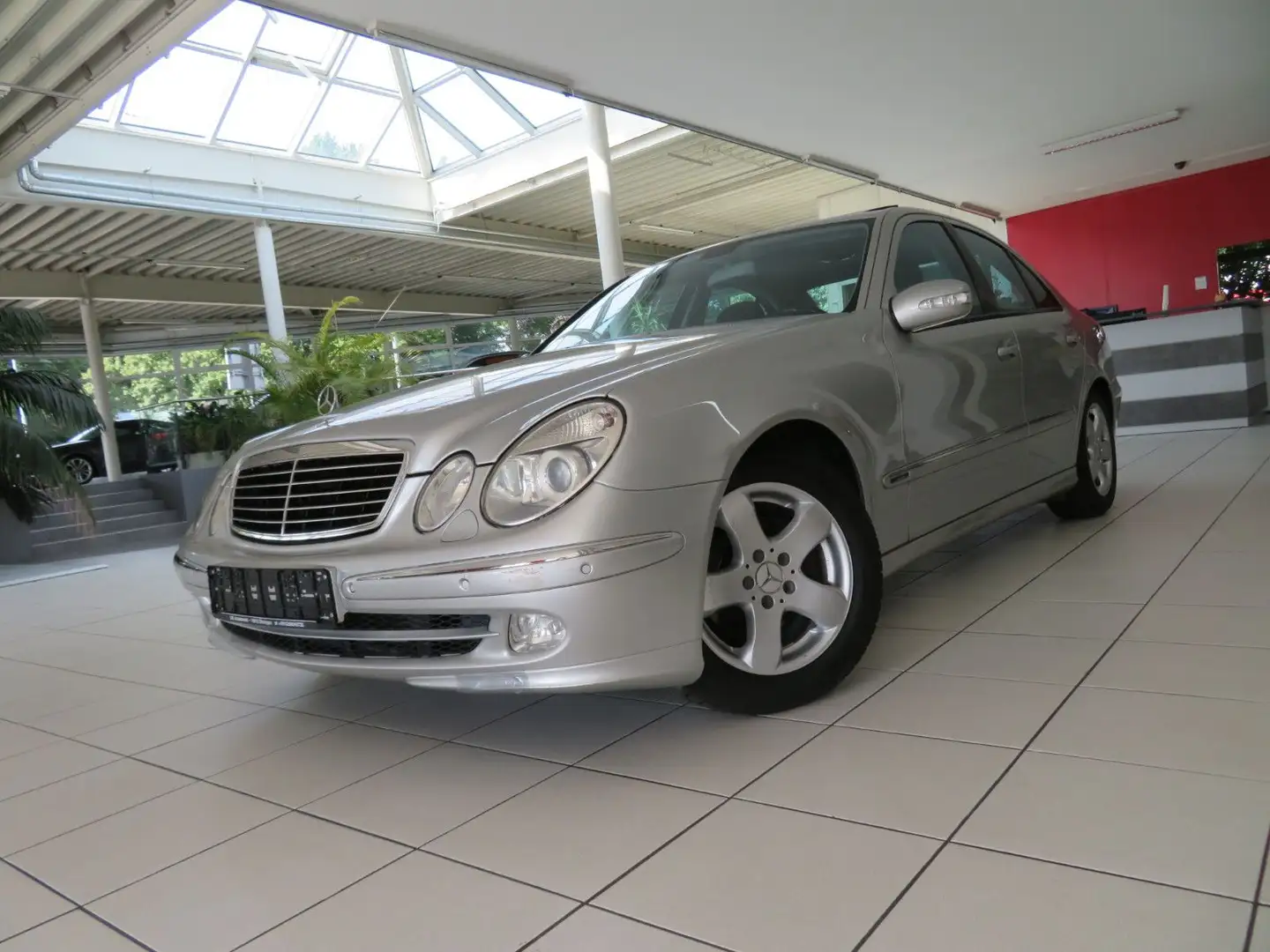 Mercedes-Benz E 220 Lim. Navi Leder Xenon PDC SHZ Autom. Silber - 1