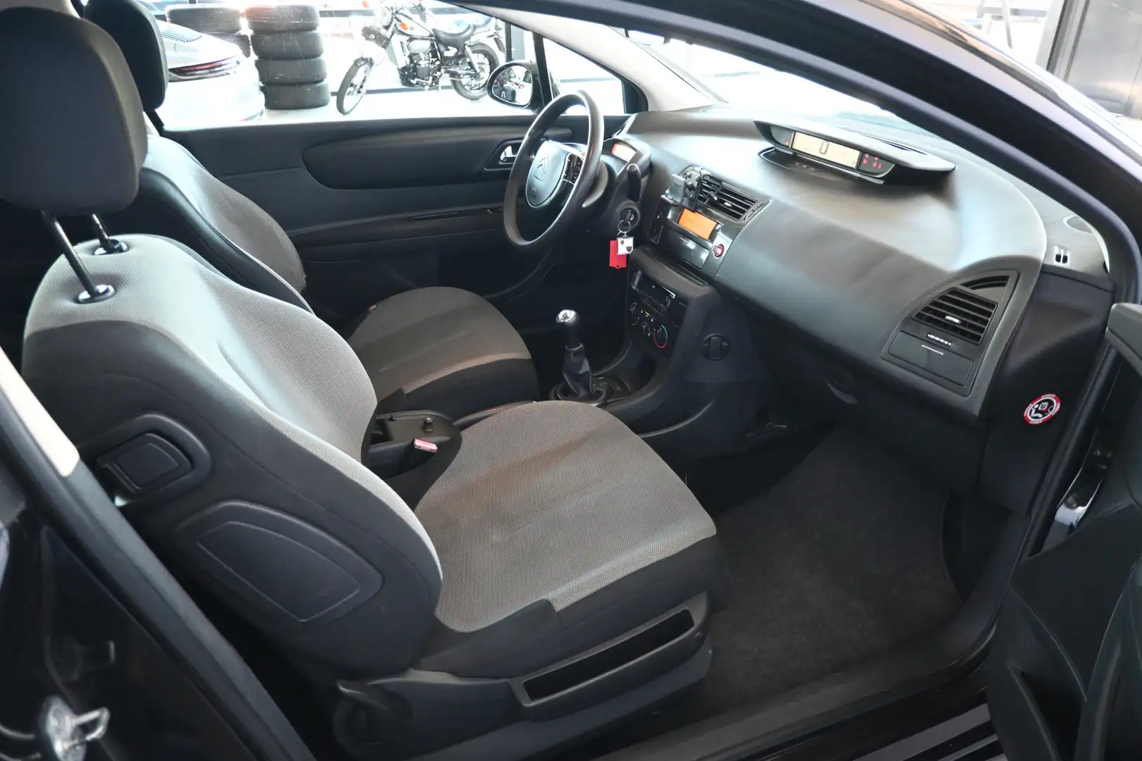 Citroen C4 Coupé 1.6-16V VTR Airco Trekhaak All in Prijs Inru Zwart - 2