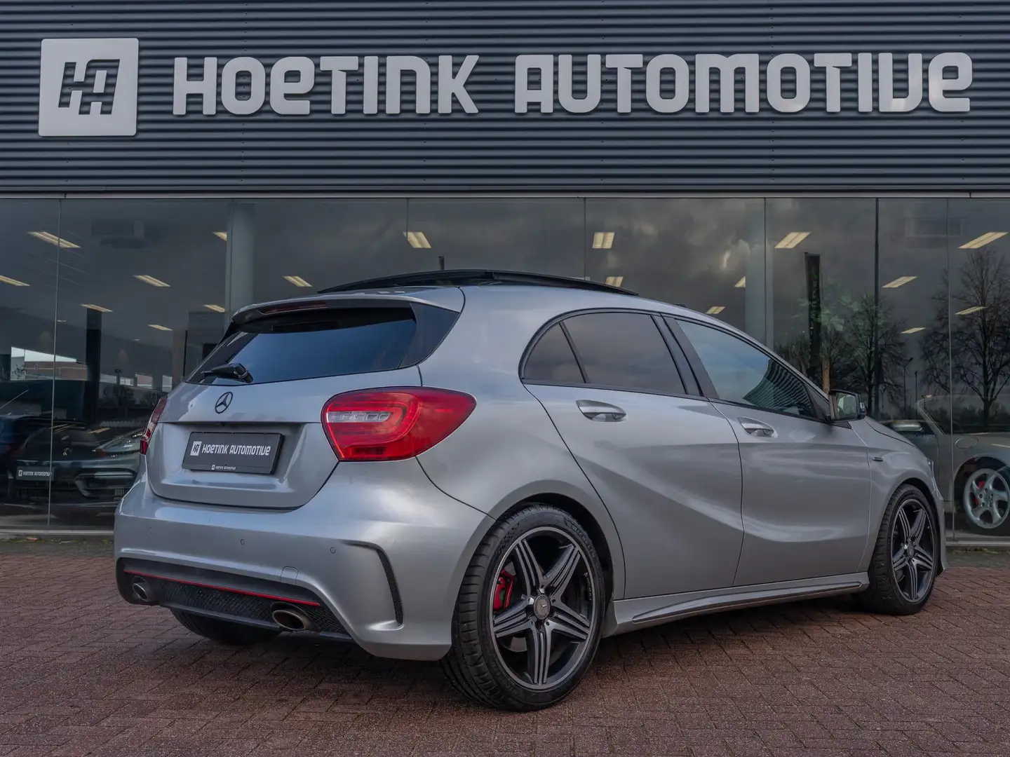 Mercedes-Benz A 250 Sport | Pano | AMG-pakket | Camera | Bi-Xenon Grau - 2