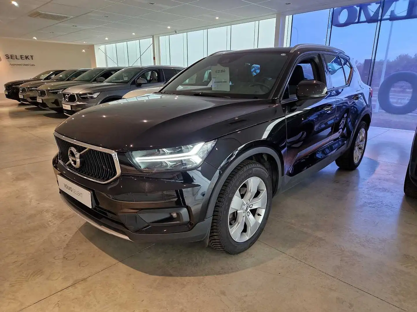 Volvo XC40 Momentum Pro, T3 (automatic) Zwart - 1