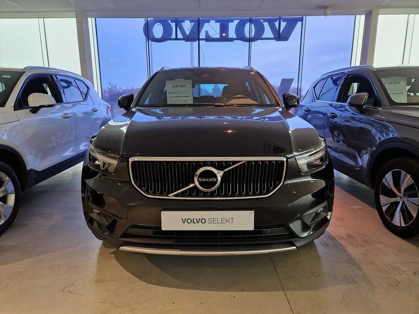Volvo XC40 Momentum Pro, T3 (automatic) Zwart - 2