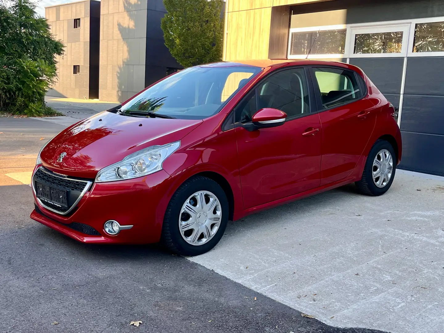 Peugeot 208 diesel 68ps euro5 wenig km 1Besitzer Rot - 2