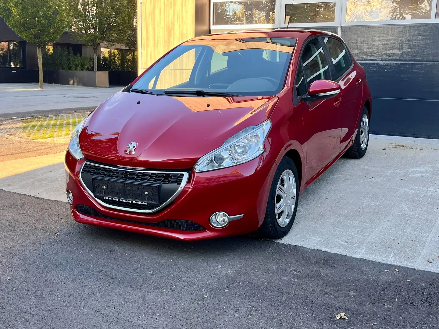 Peugeot 208 diesel 68ps euro5 wenig km 1Besitzer Rot - 1