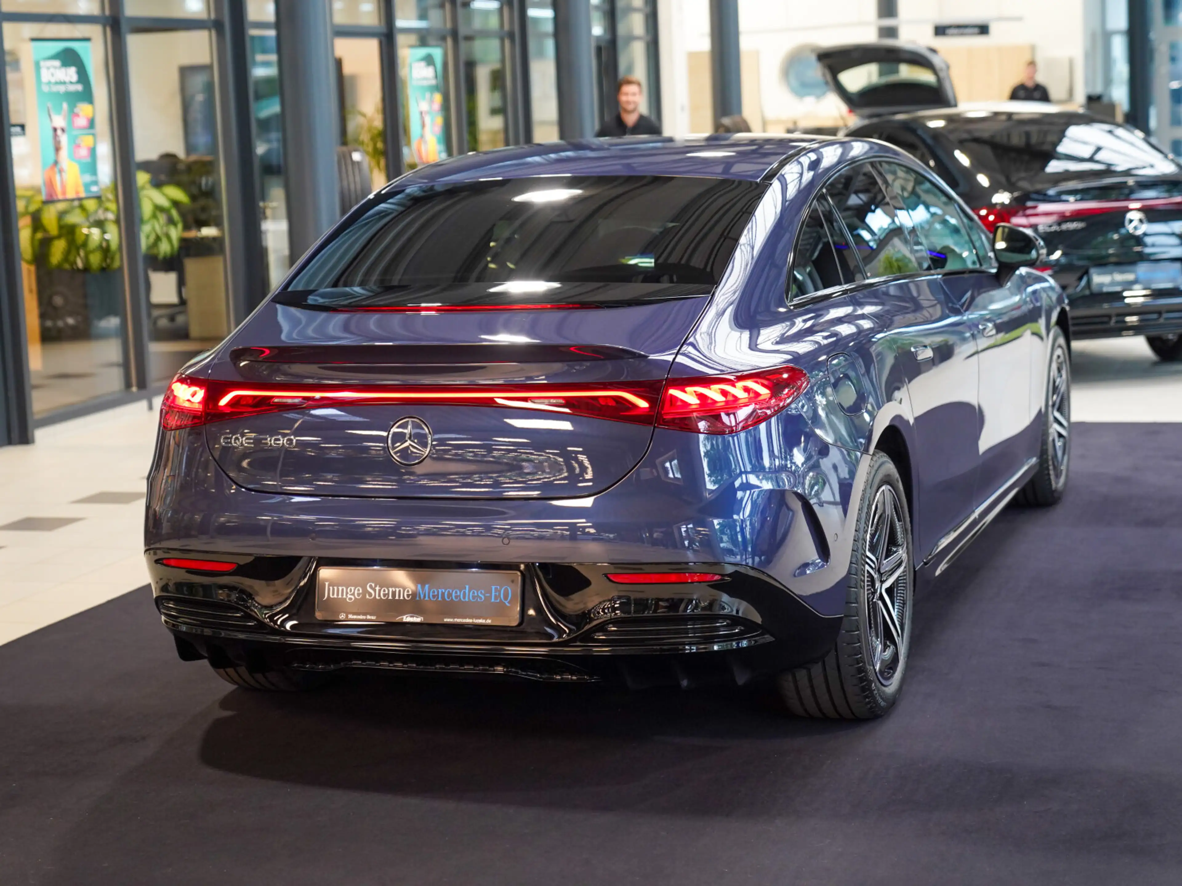Mercedes-Benz EQE 300 AMG Line Hyperscreen Massage Burmester — photo 3