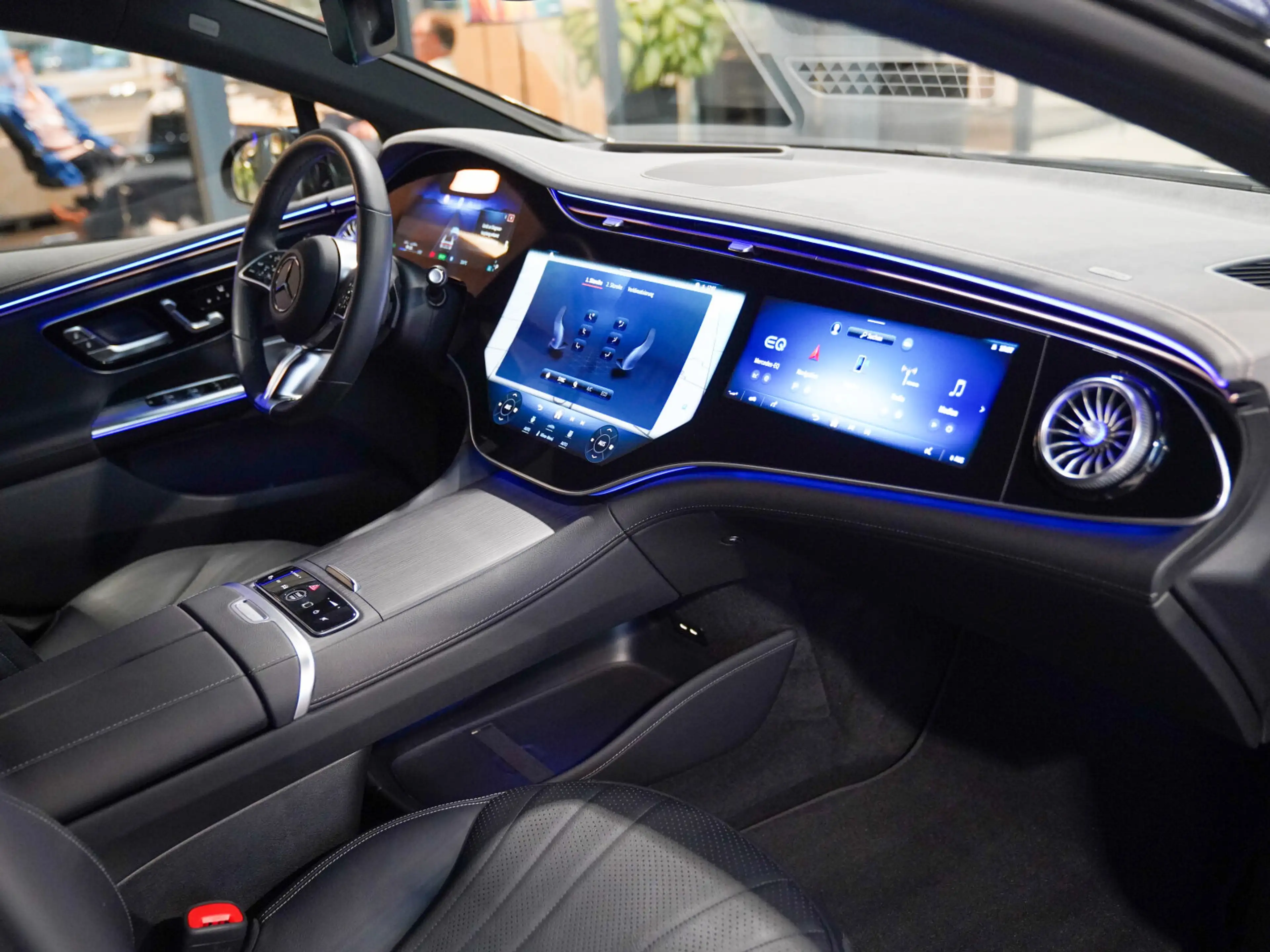Mercedes-Benz EQE 300 AMG Line Hyperscreen Massage Burmester — photo 10