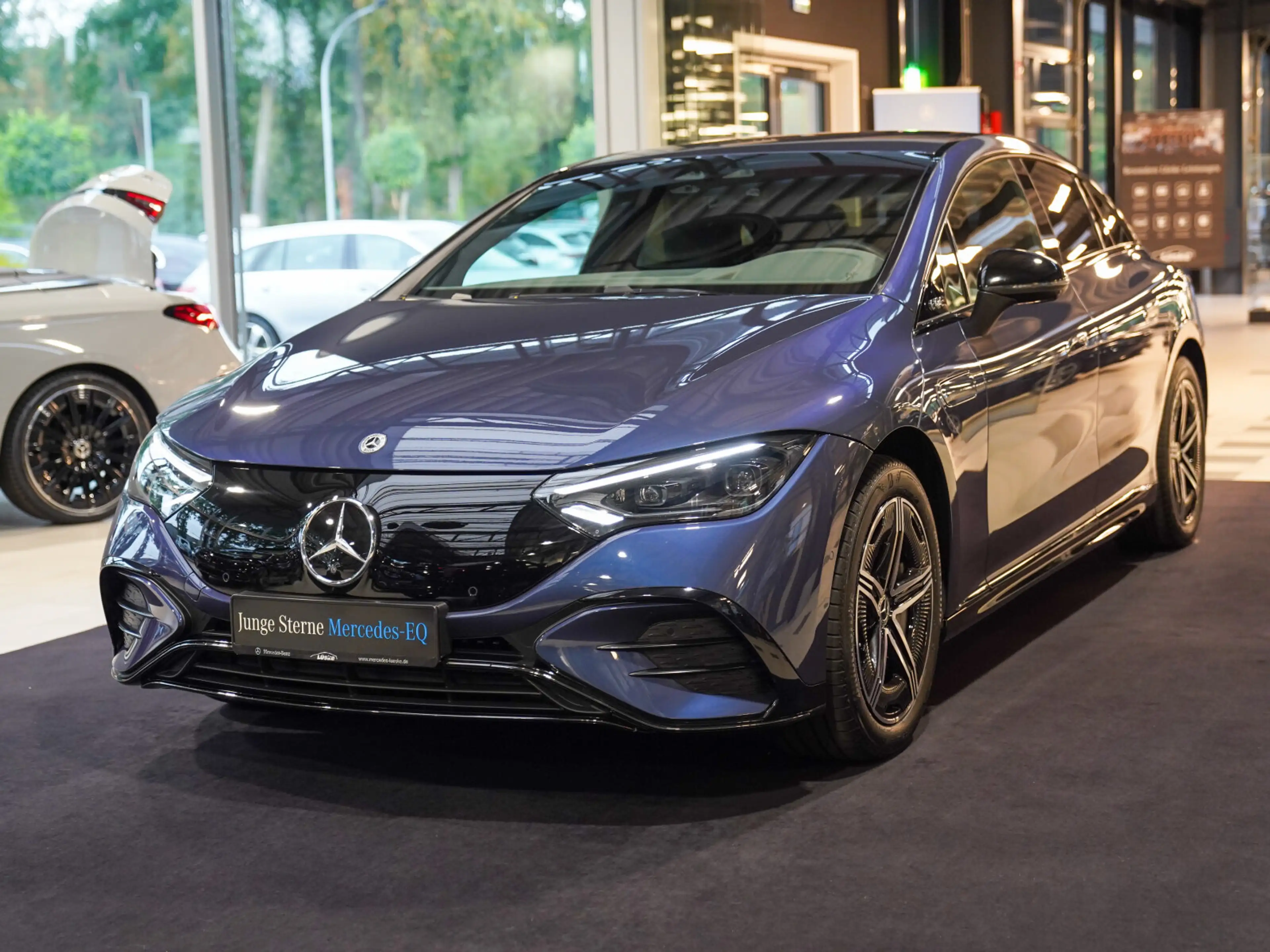 Mercedes-Benz EQE 300 AMG Line Hyperscreen Massage Burmester — photo 7