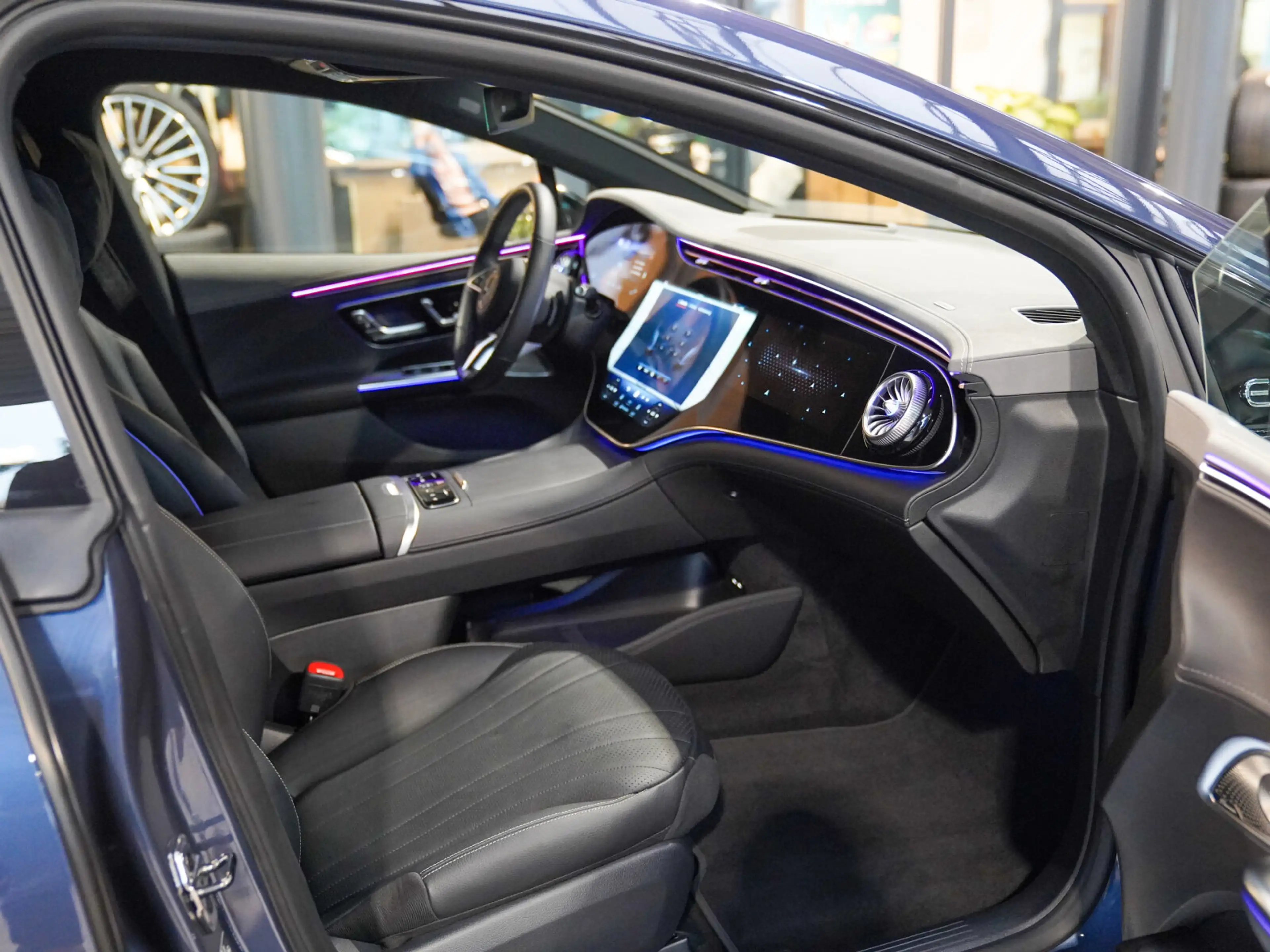Mercedes-Benz EQE 300 AMG Line Hyperscreen Massage Burmester — photo 9