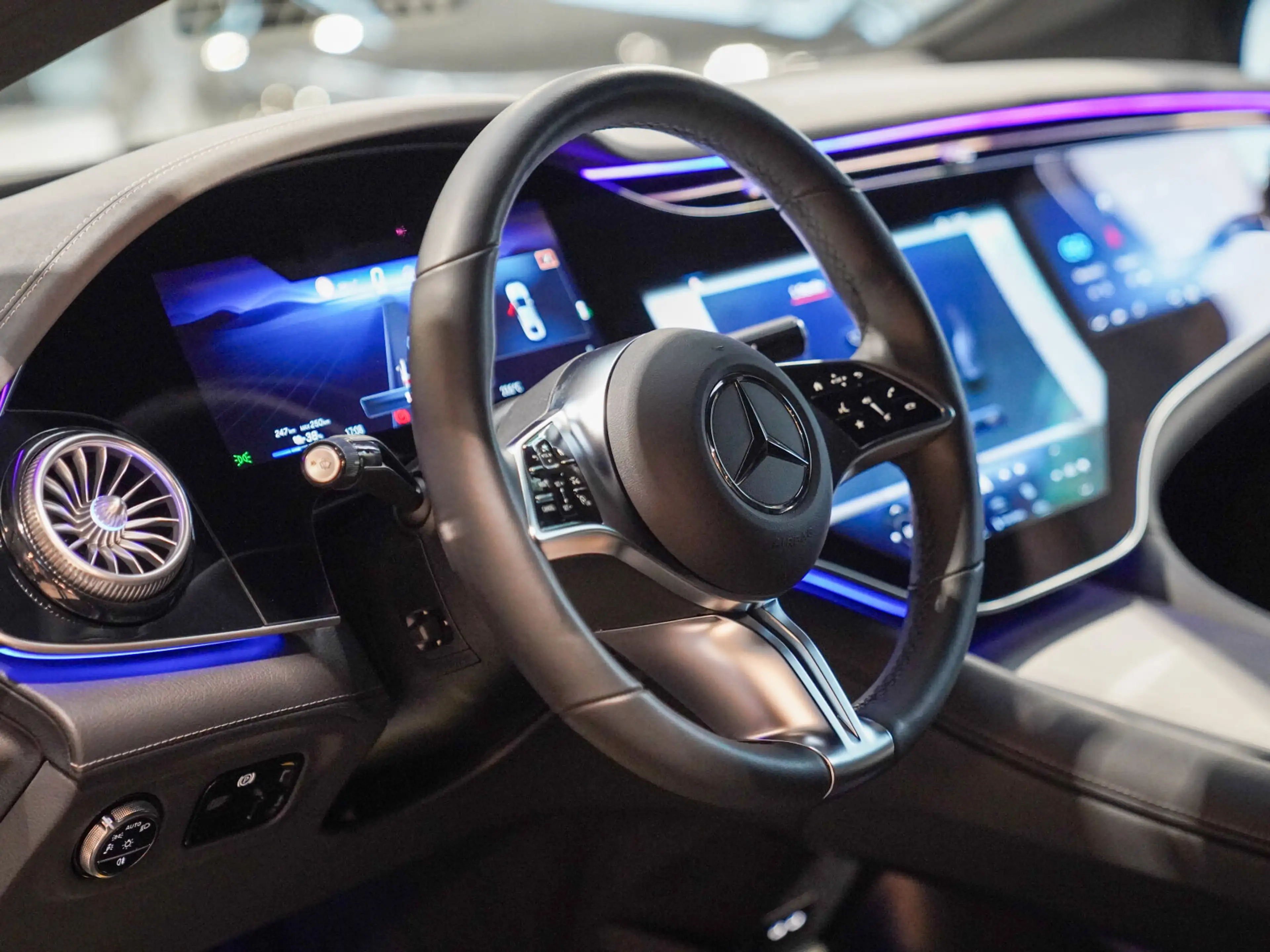Mercedes-Benz EQE 300 AMG Line Hyperscreen Massage Burmester — photo 15