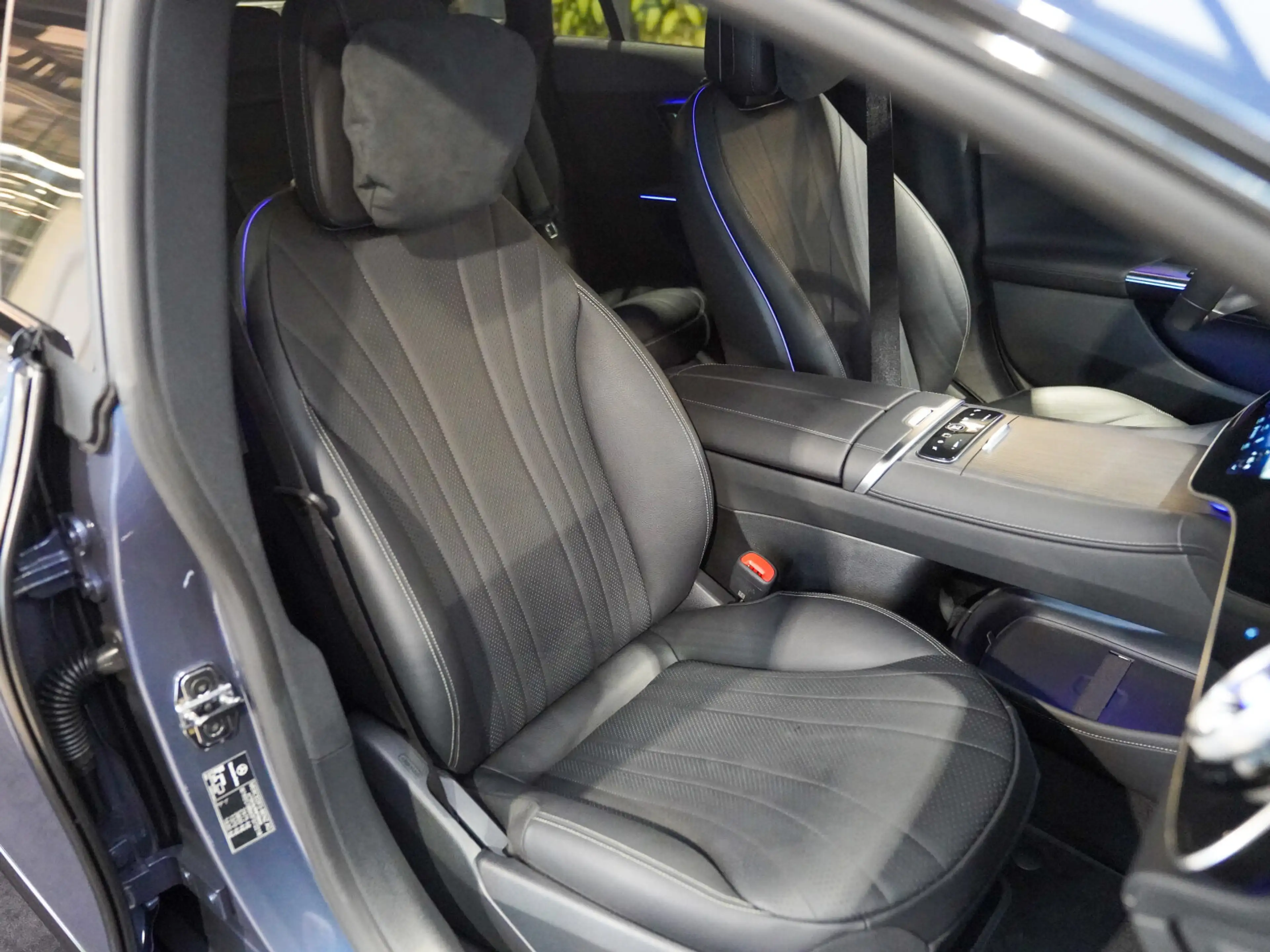 Mercedes-Benz EQE 300 AMG Line Hyperscreen Massage Burmester — photo 8