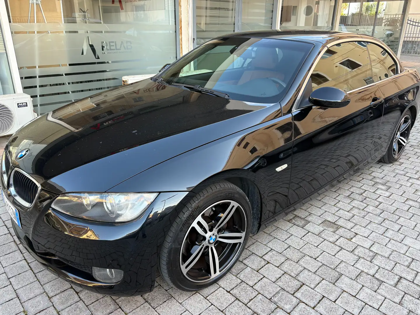 BMW 320 320d Cabrio Futura Zwart - 1