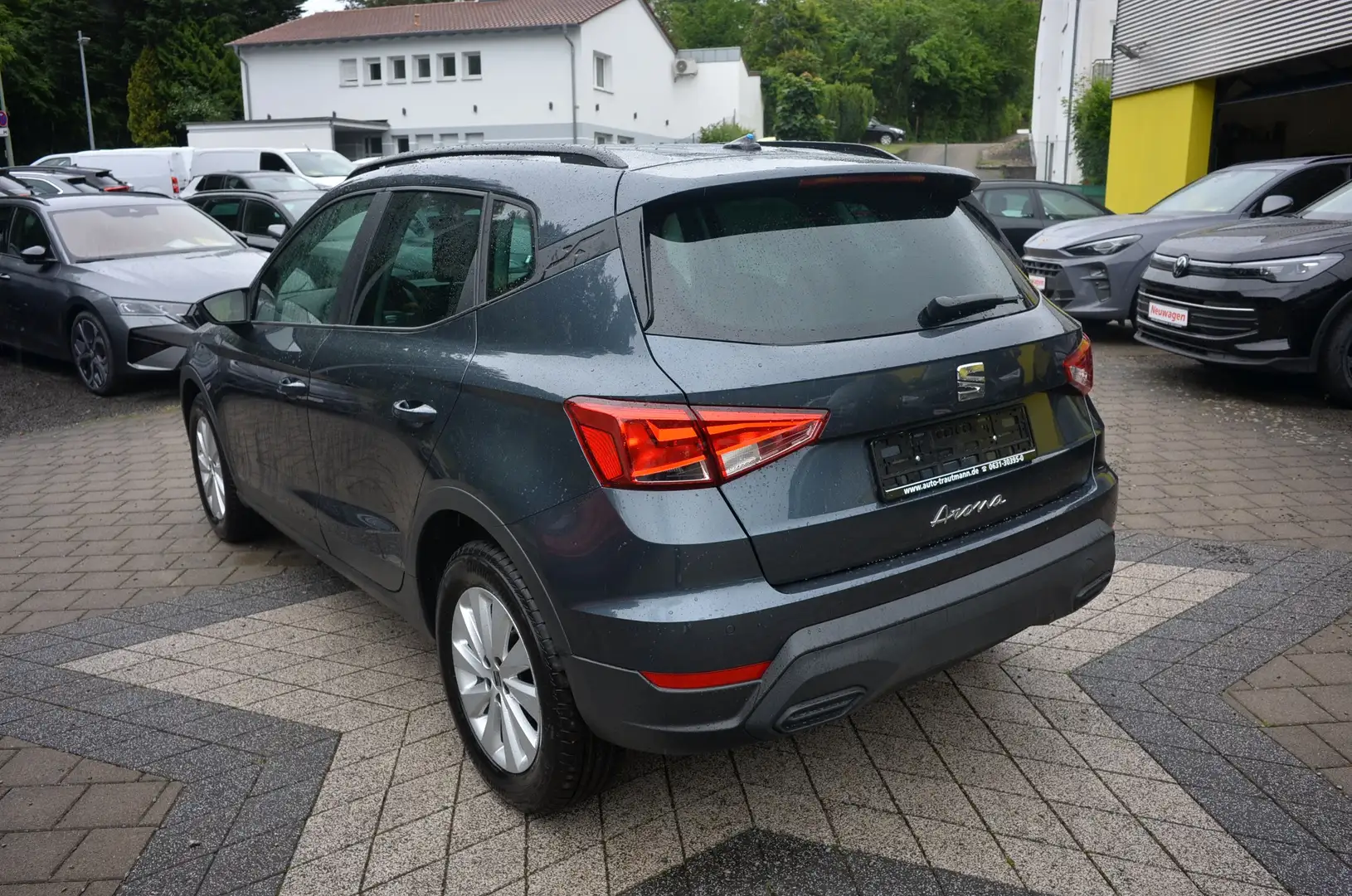 SEAT Arona 1.0 TSI 5JGAR+AHK+PDC+SITZH+KLIMAAUTOMATIK Grau - 2