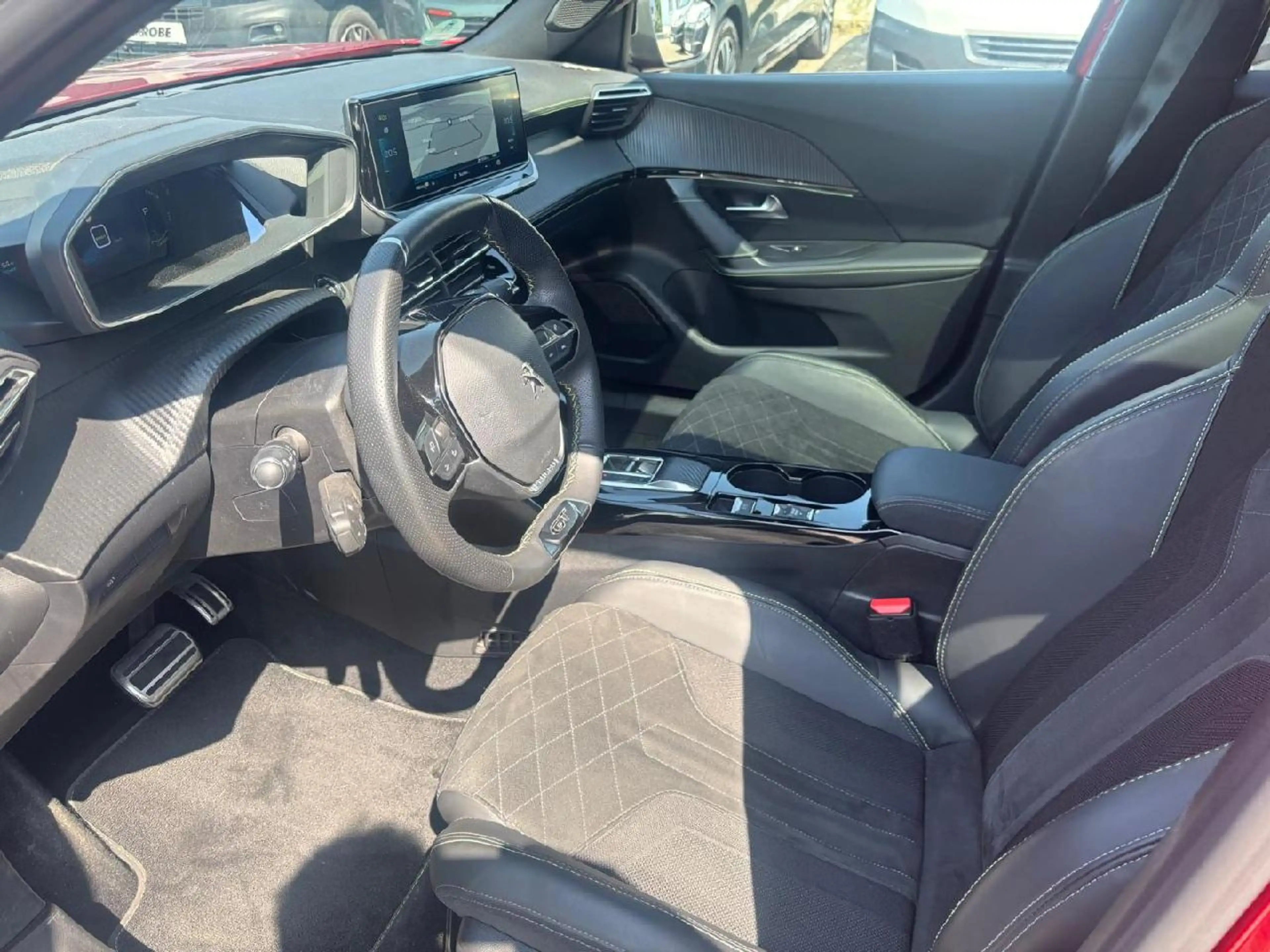 Peugeot e-2008 e- GT Pack — photo 10