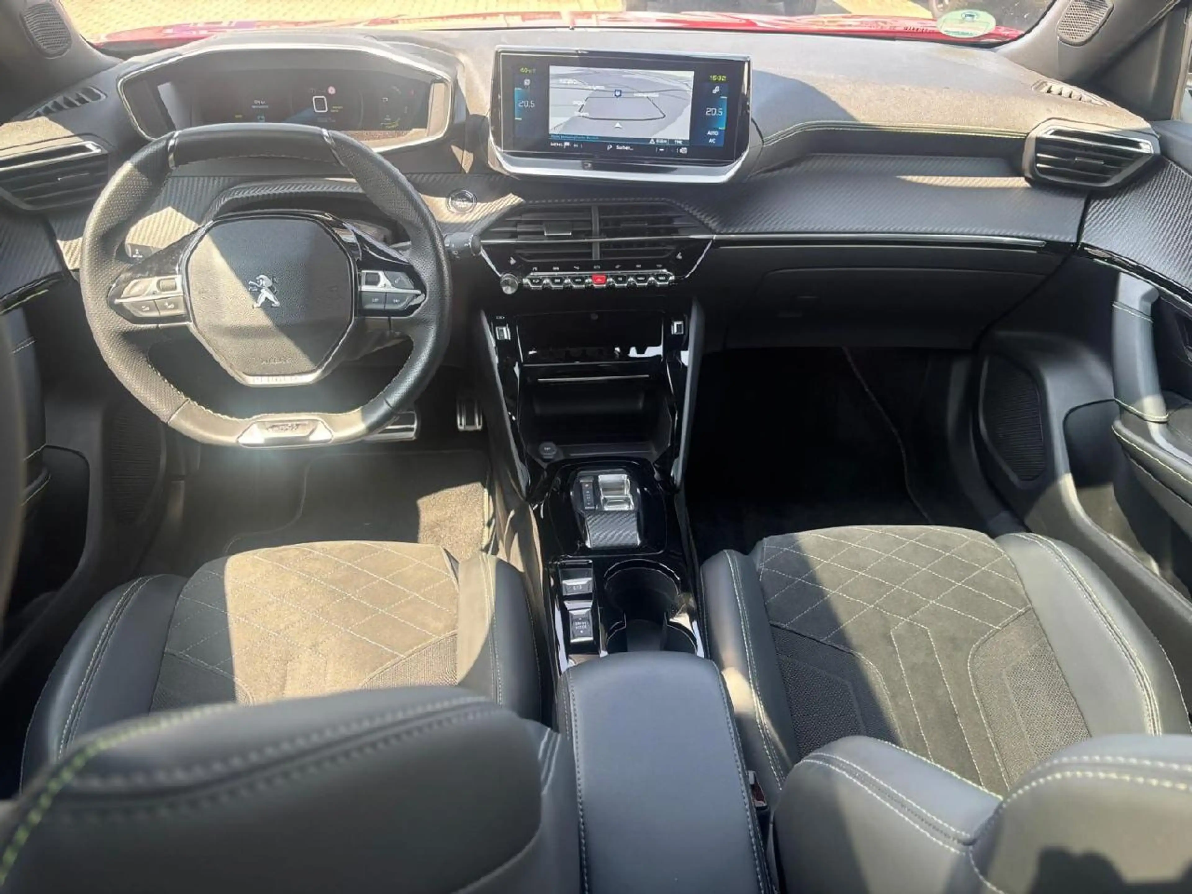 Peugeot e-2008 e- GT Pack — photo 11