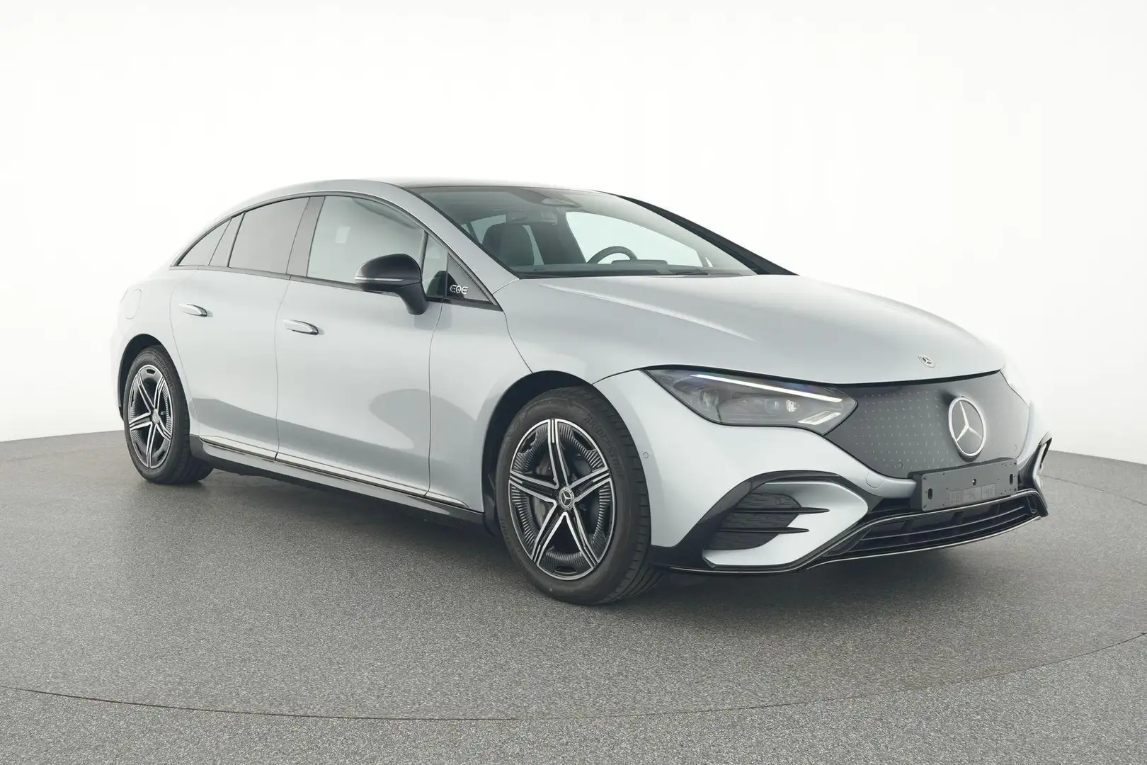 Mercedes-Benz EQE 300 AMG Line + LEDER + DIGITAL LIGHT + PANO DAK + HEAD Zilver - 2