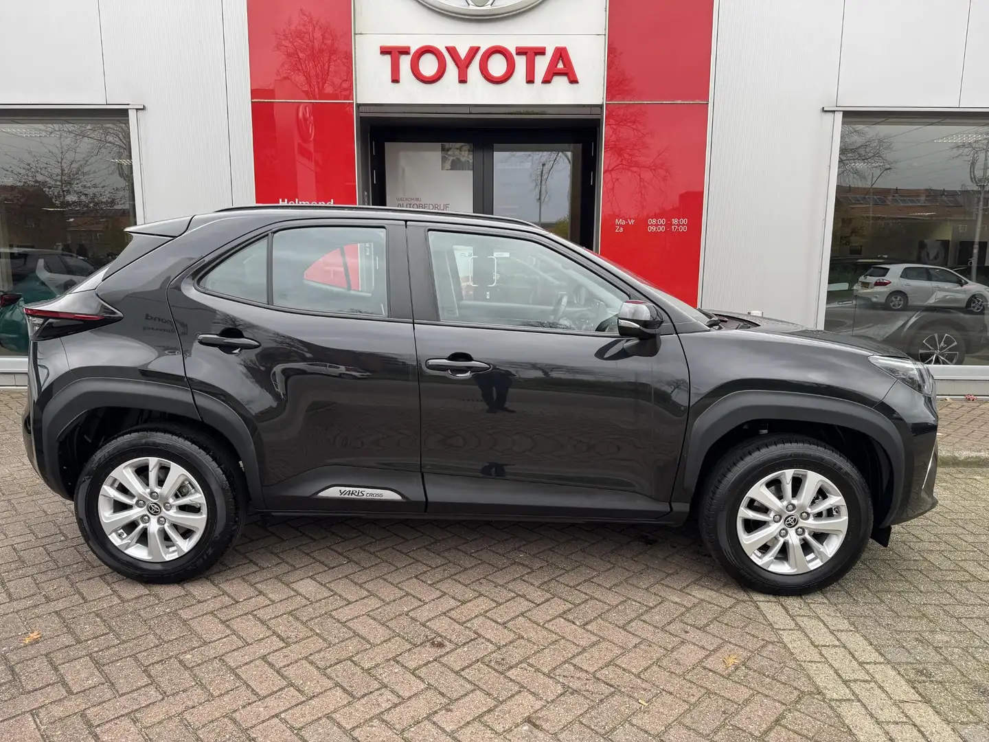 Toyota Yaris Cross 1.5 Hybrid Active Zwart - 2