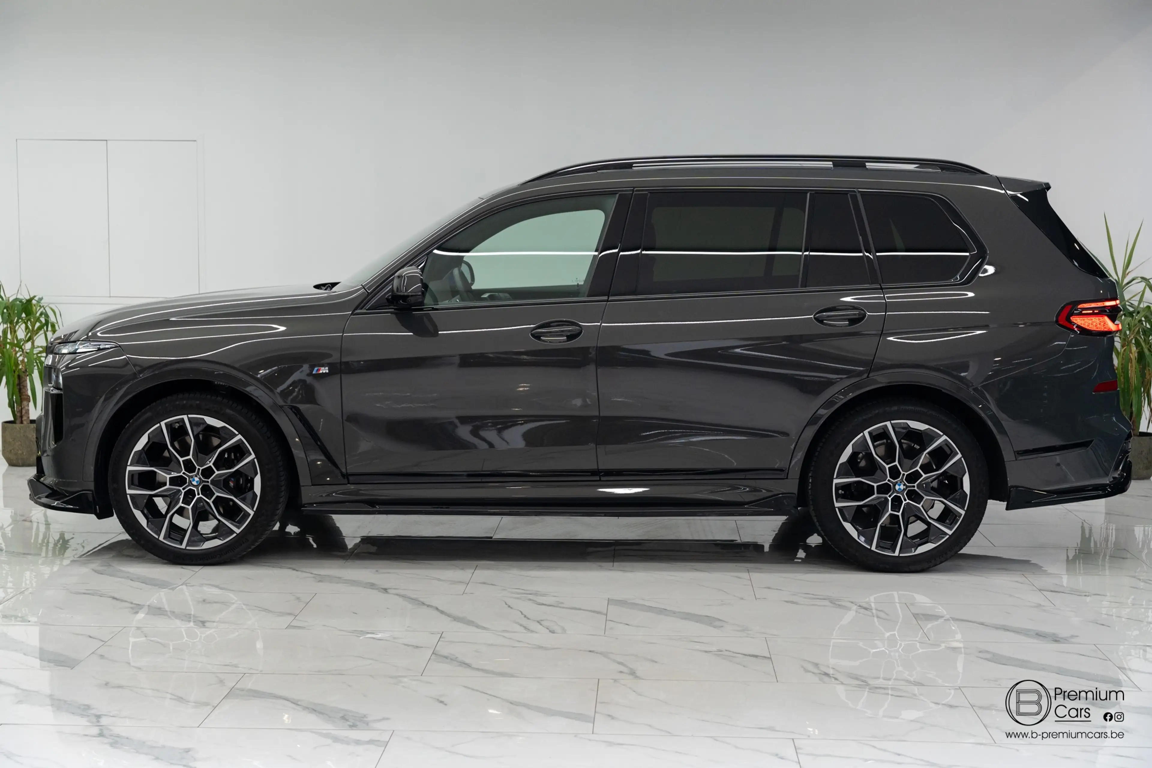 BMW X7 xDrive 40d M-pack pro bodykit! Full options! B&W! Carbon! — photo 10