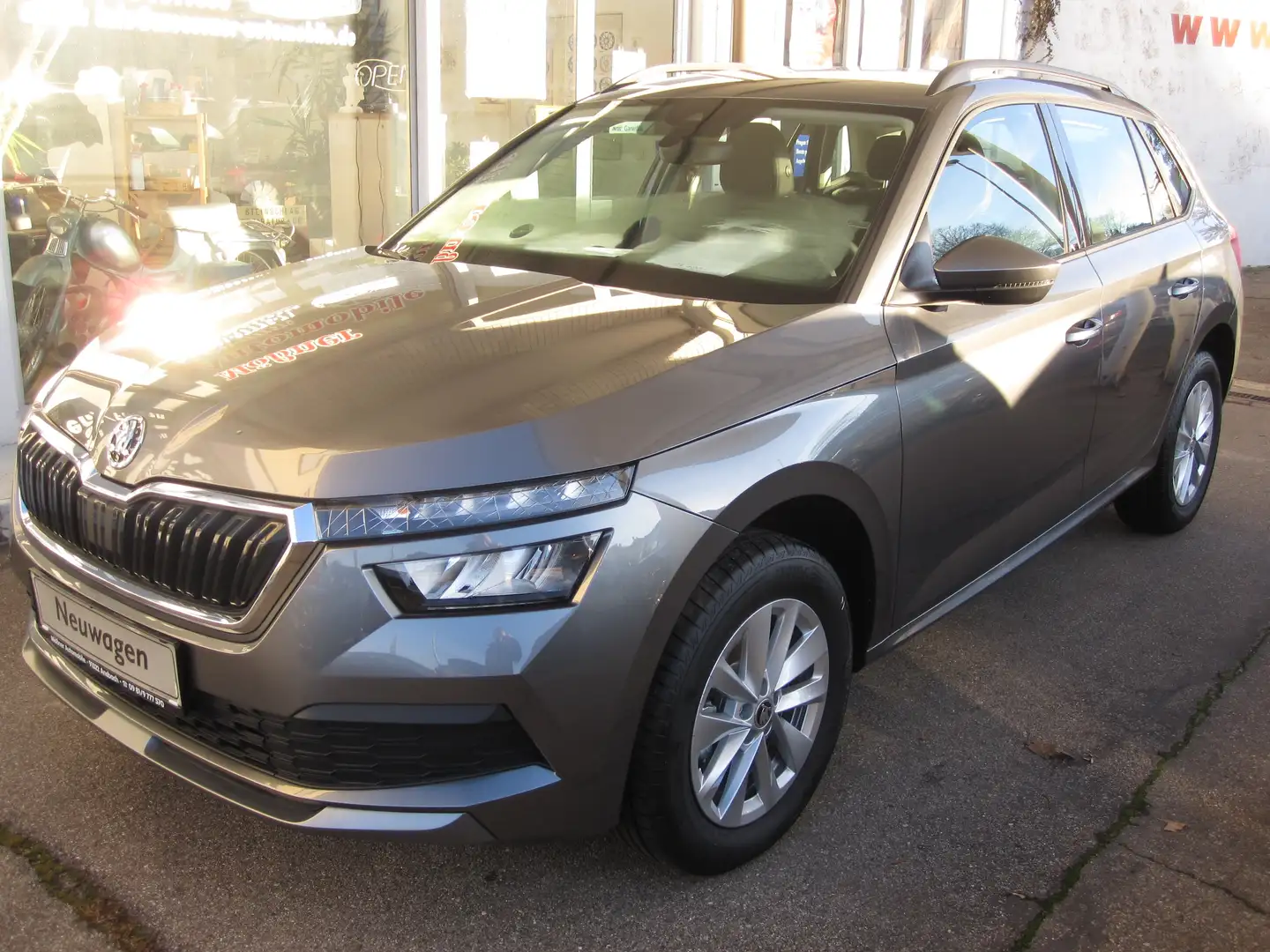 Skoda Kamiq 1.0 TSI Selection/AHK/SmartL.Navi/PDC/Kamera/LED Grau - 1