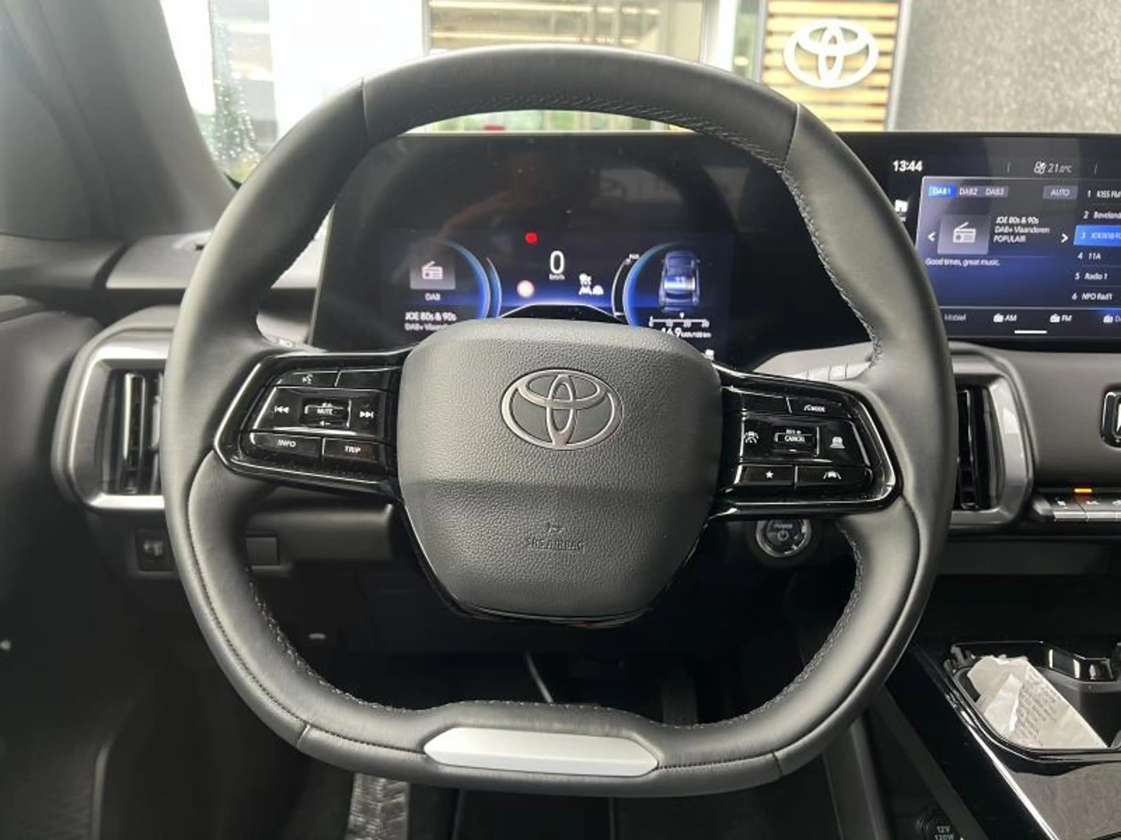 Toyota Urban Cruiser BEV 61 kWh 2WD Executive — photo 13