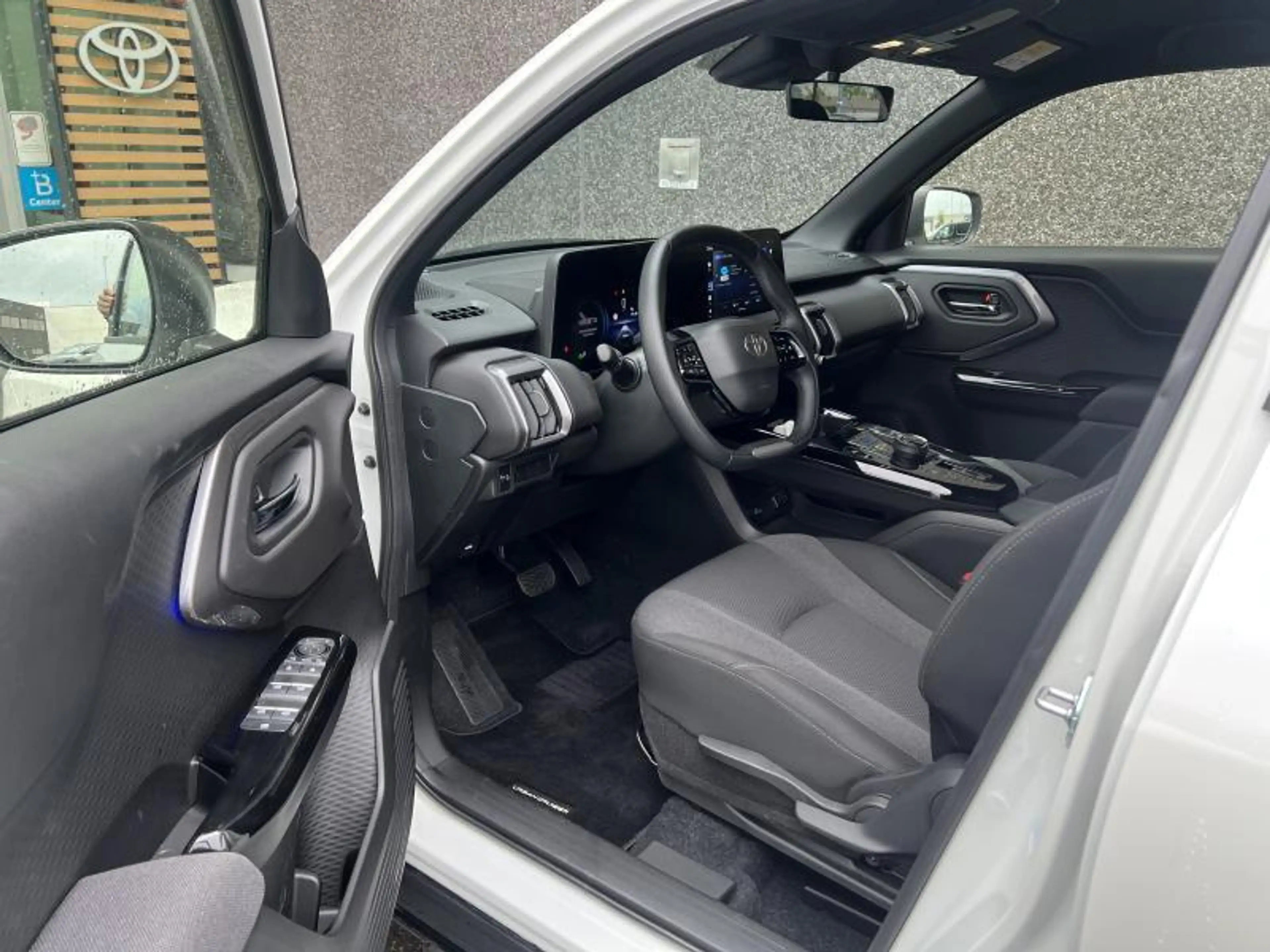Toyota Urban Cruiser BEV 61 kWh 2WD Executive — photo 8