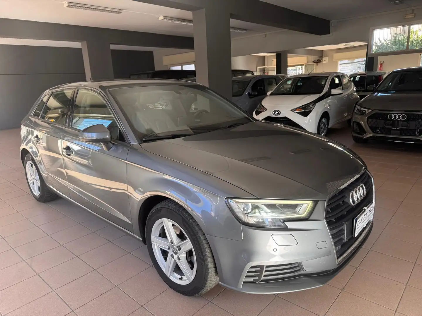 Audi A3 AMBITION Grijs - 2