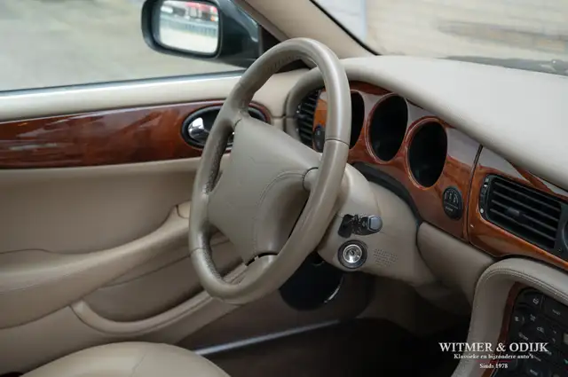 Jaguar XJ view 12