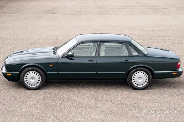 Jaguar XJ view 2