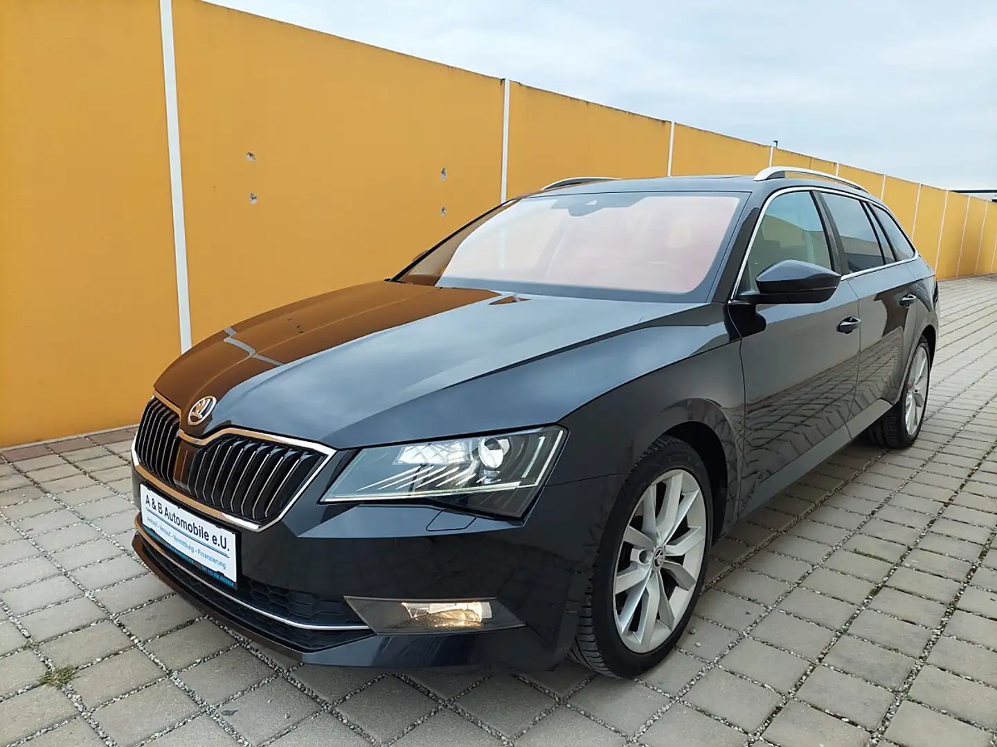 Skoda Superb Kombi 2,0 TDI Style DSG Erster Besitz Schwarz - 2