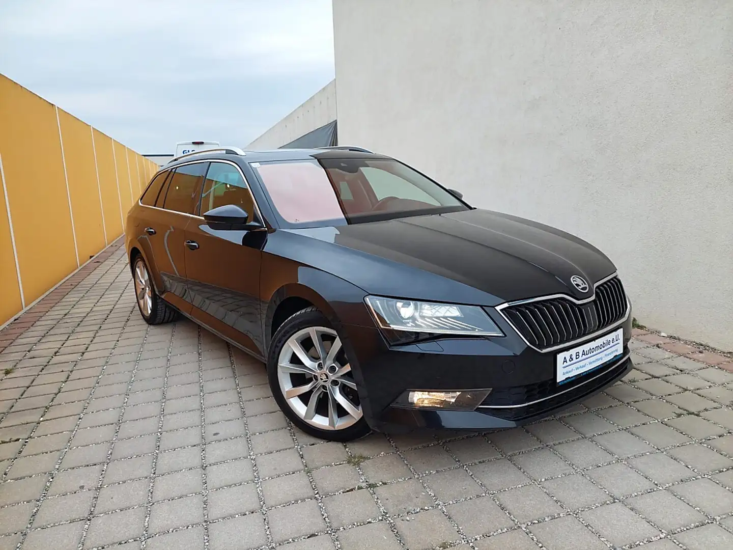 Skoda Superb Kombi 2,0 TDI Style DSG Erster Besitz Schwarz - 1