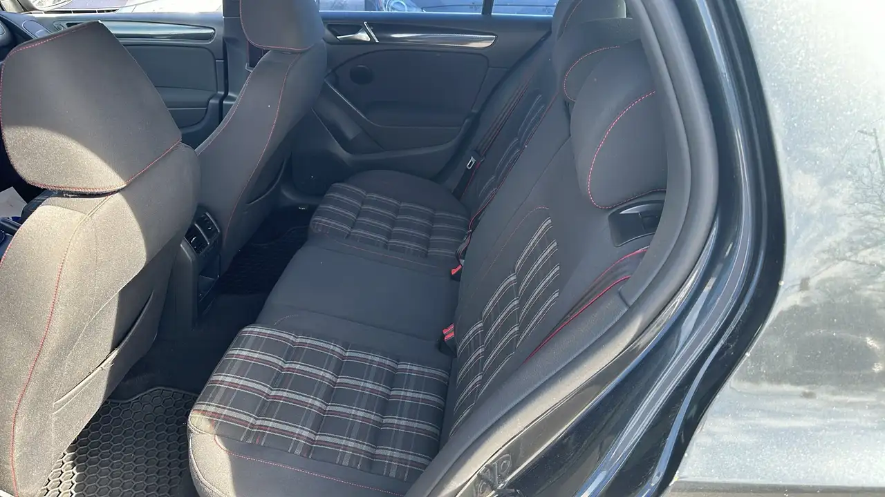 Volkswagen Golf GTI снимка Volkswagen Golf GTI