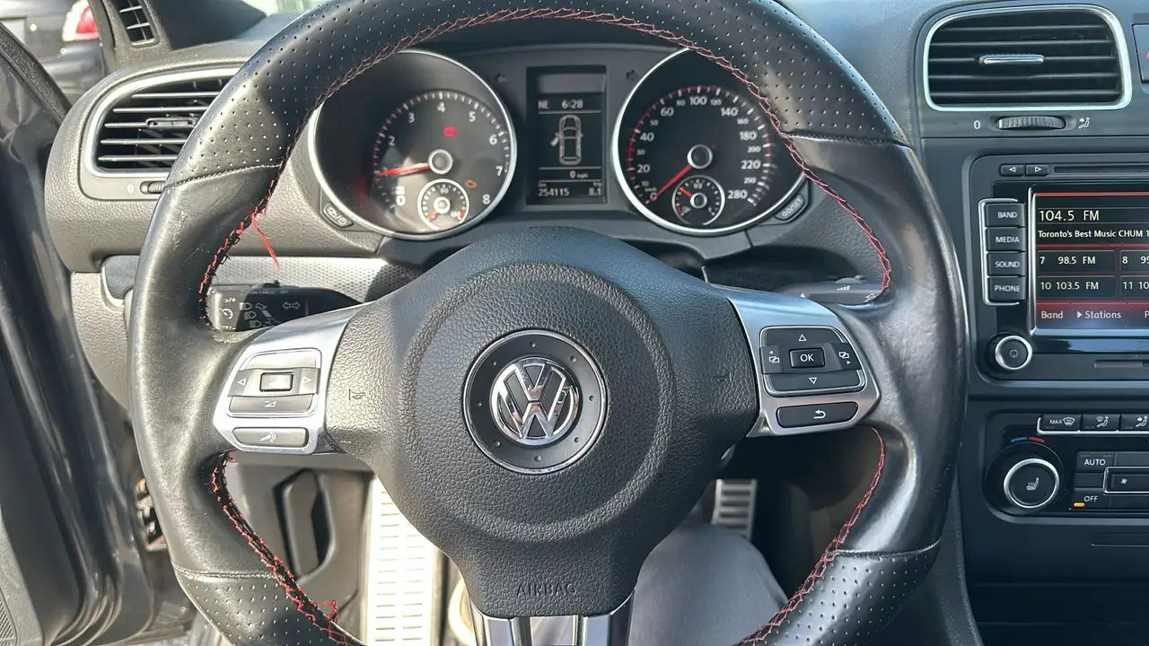 Volkswagen Golf GTI снимка Volkswagen Golf GTI
