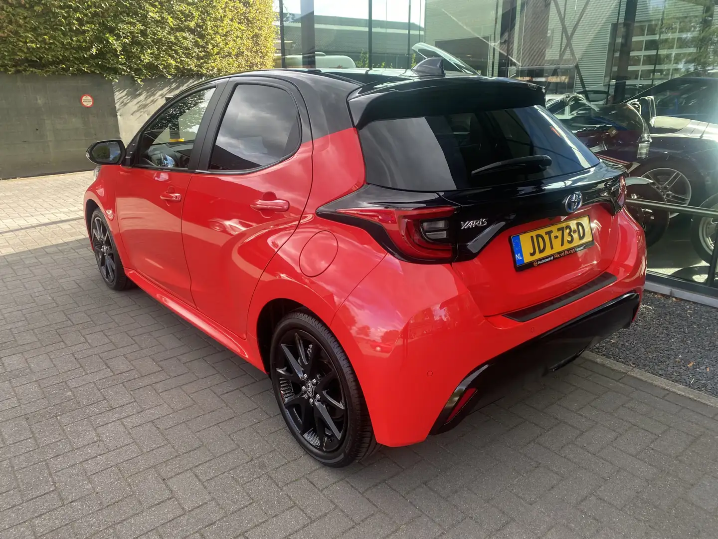 Toyota Yaris 1.5 Hybrid Executive Rood - 2
