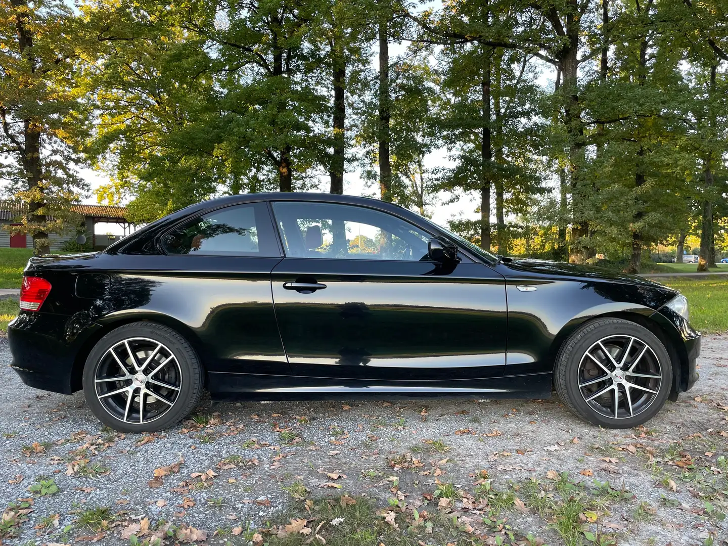 BMW 125 125i Coupe Unfallfrei, 2.Hand, 6-Zylinder Schwarz - 2