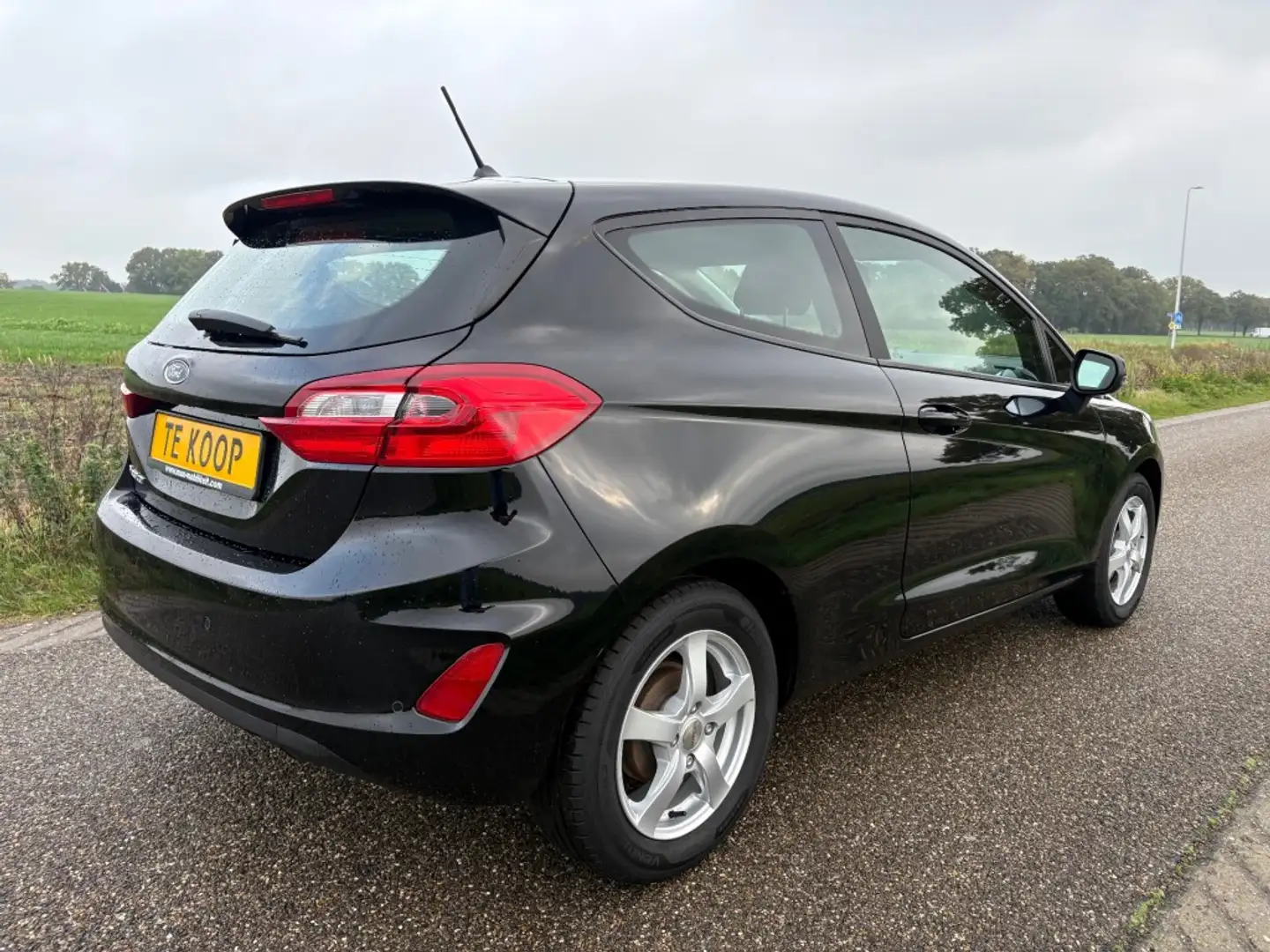 Ford Fiesta 1.1 TREND 86 PK / AIRCO / CRUISE / BLEUTOOTH Zwart - 2